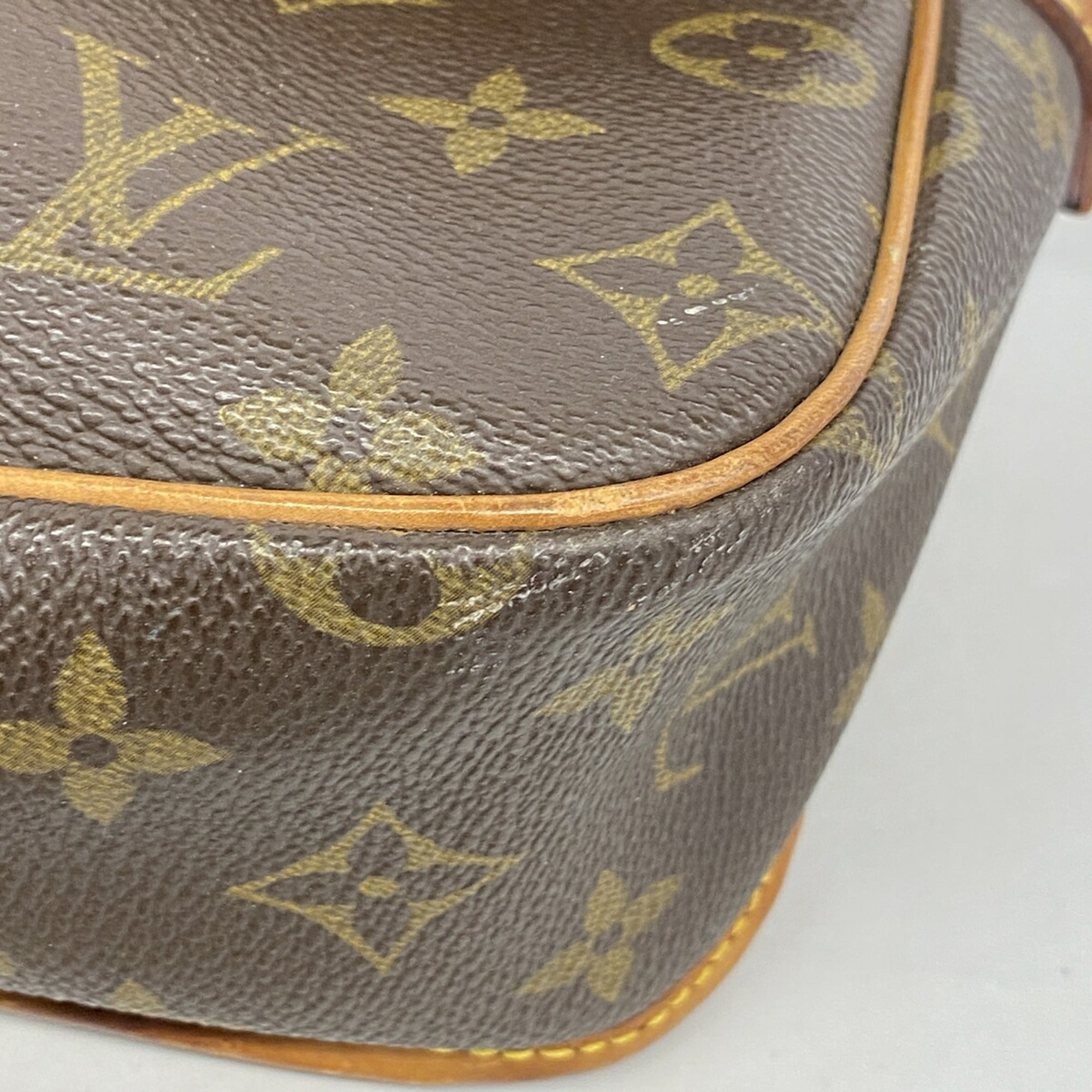Louis Vuitton Brown Shoulder Bag (Pre-Owned)