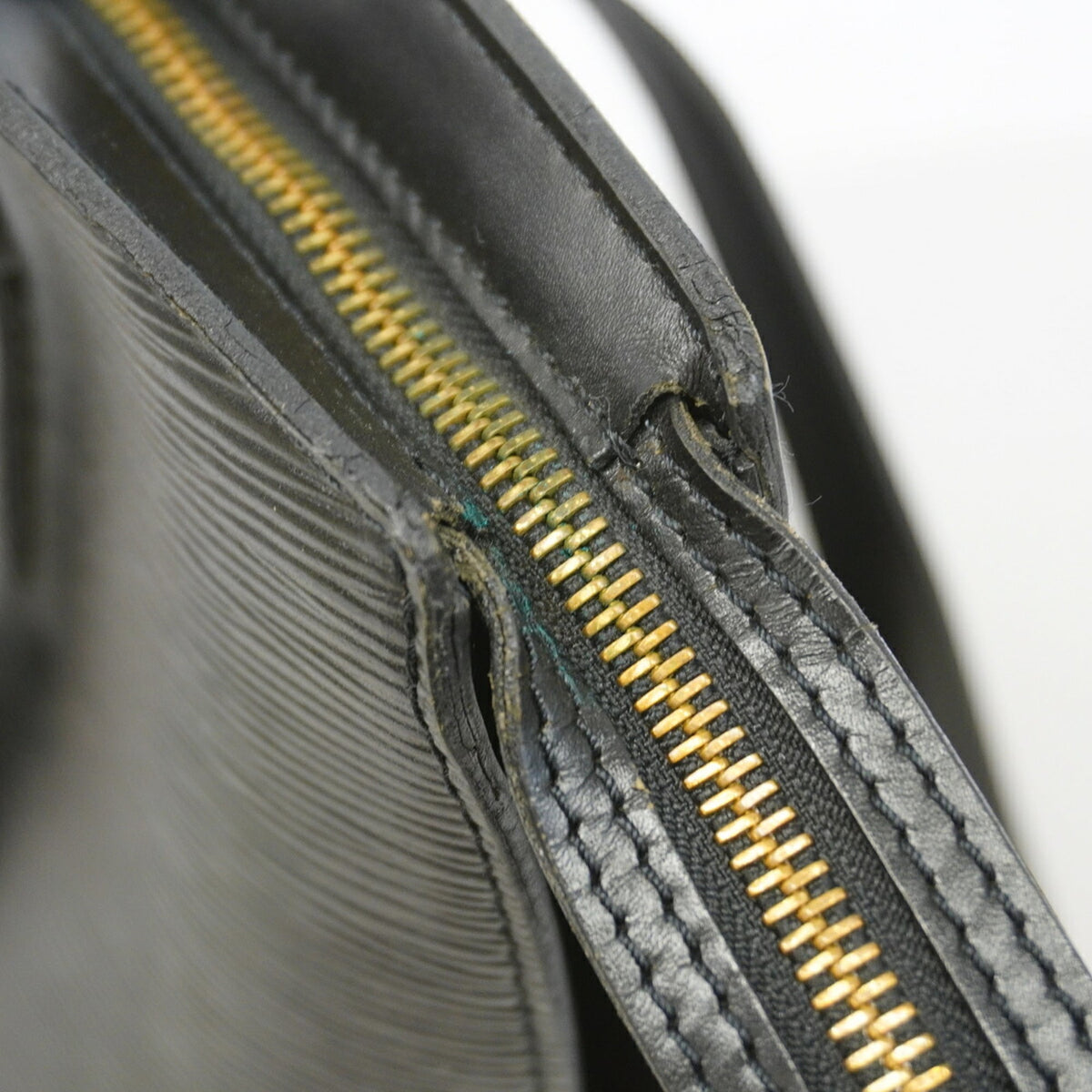 Louis Vuitton Noir Shoulder Bag (Pre-Owned)