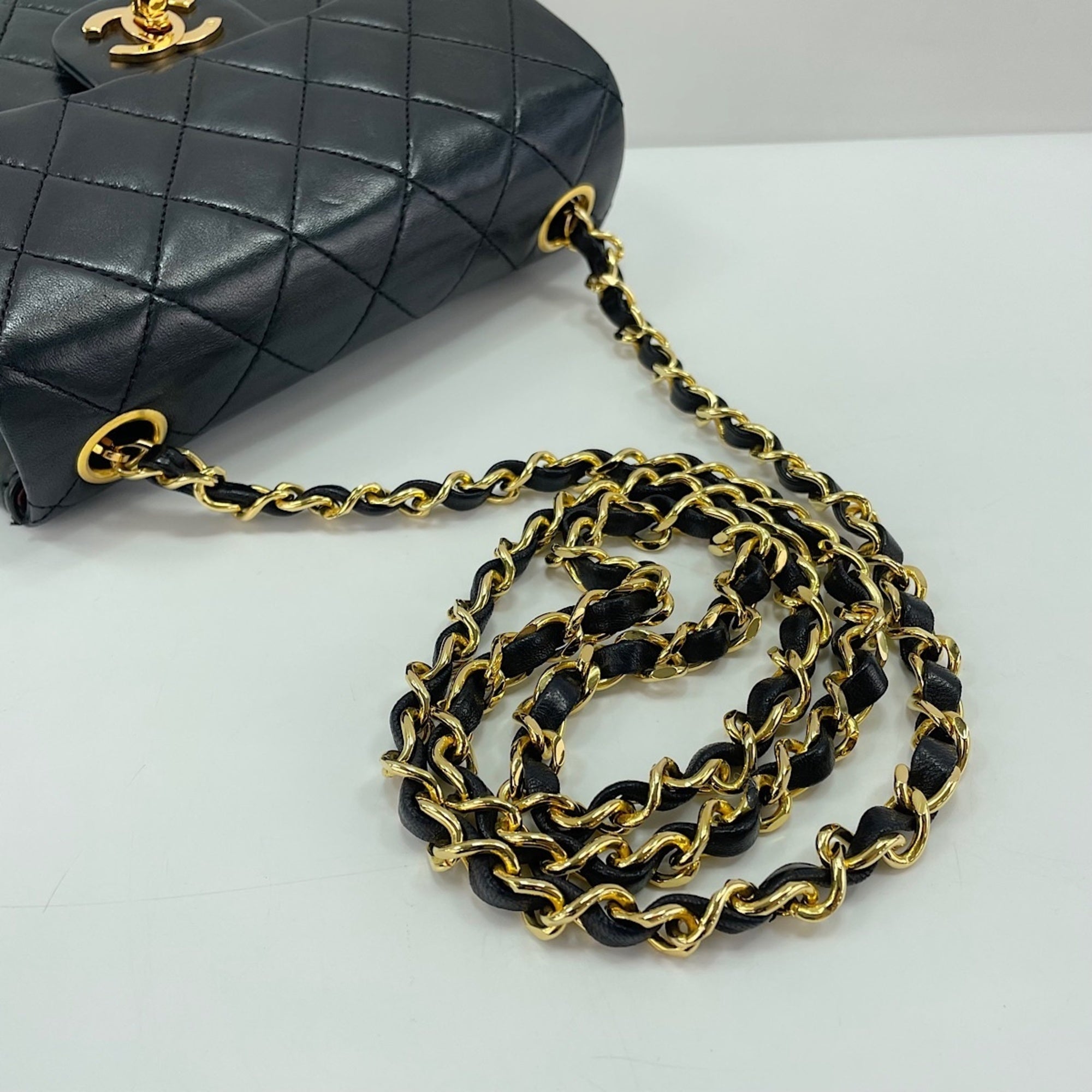 Chanel Black Shoulder Bag (Pre-Owned)