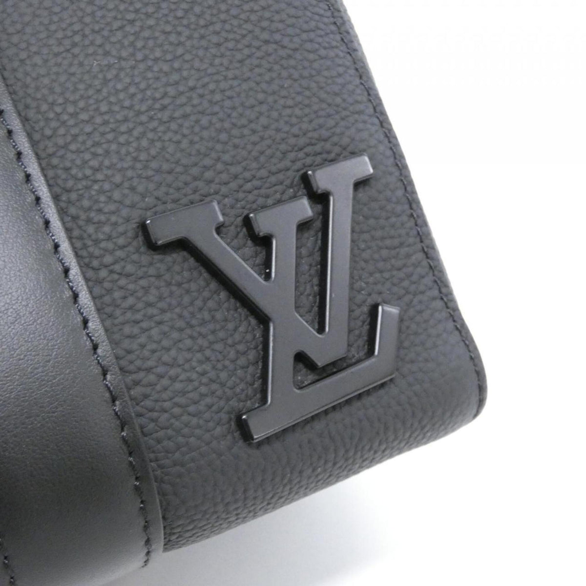Louis Vuitton Black Leather Shoulder Bag (Pre-Owned)