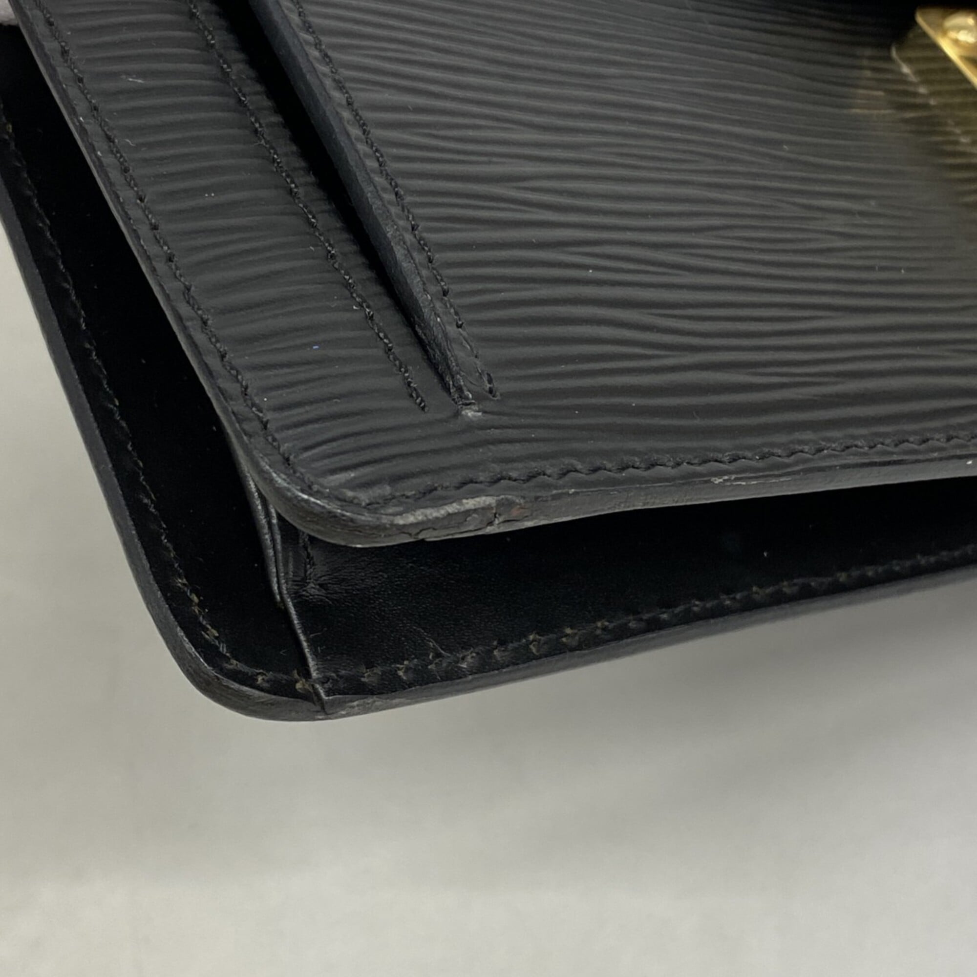 Louis Vuitton Noir Clutch Bag (Pre-Owned)