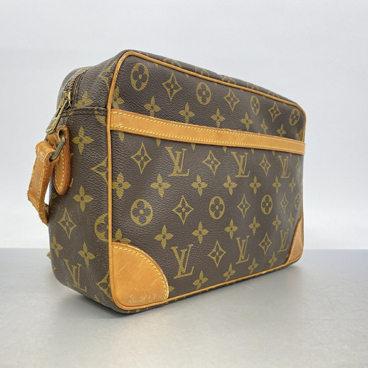 Louis Vuitton Brown Shoulder Bag (Pre-Owned)