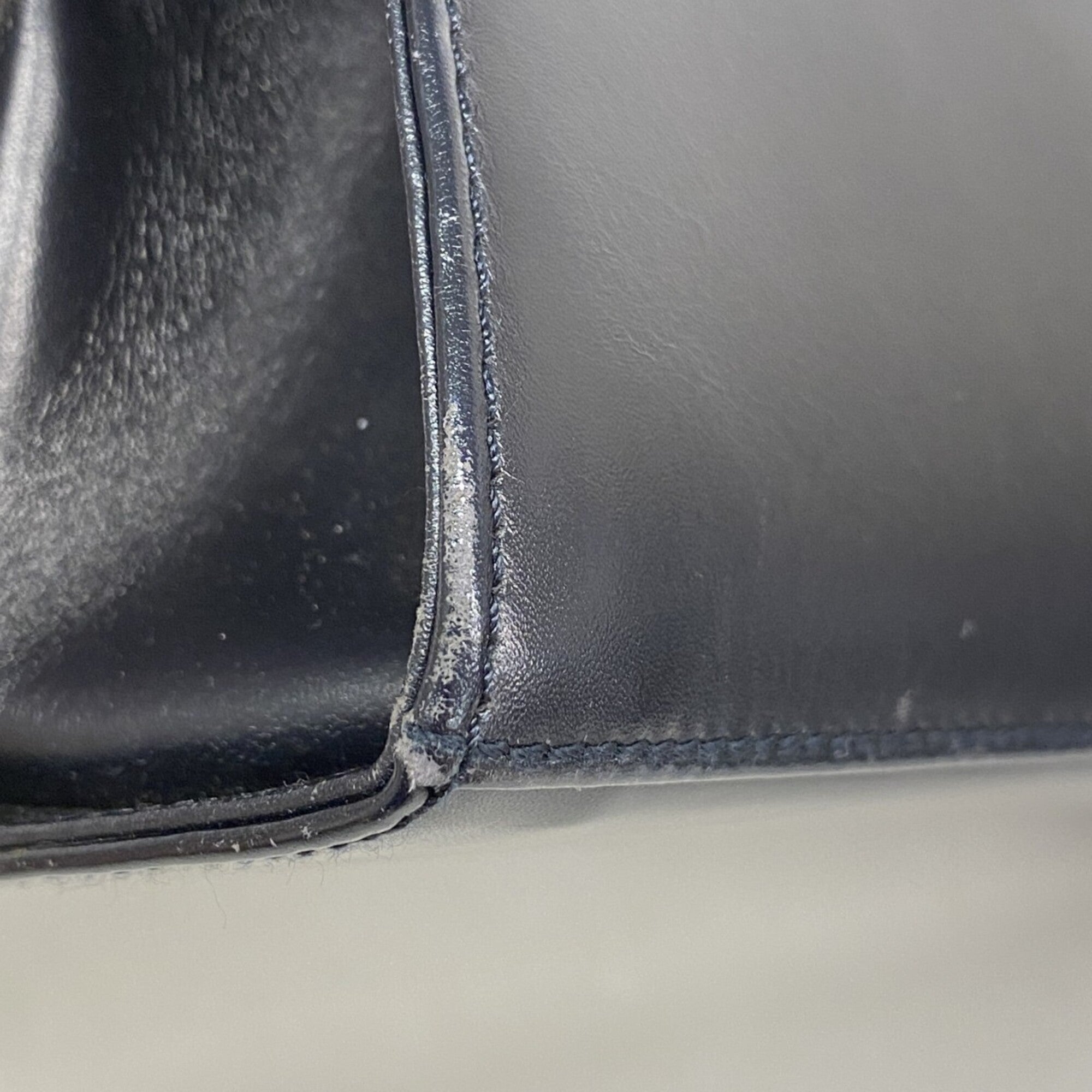Salvatore Ferragamo Navy Leather Handbag (Pre-Owned)