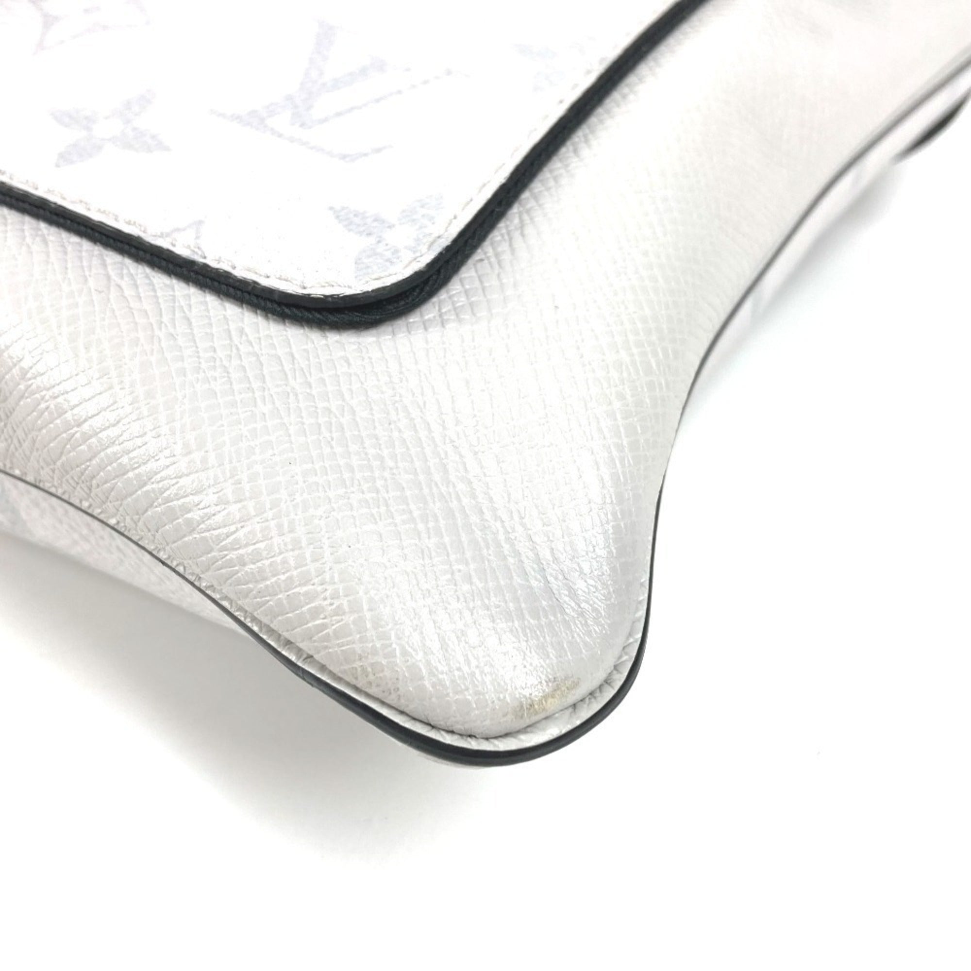Louis Vuitton White Taigarama Shoulder Bag (Pre-Owned)