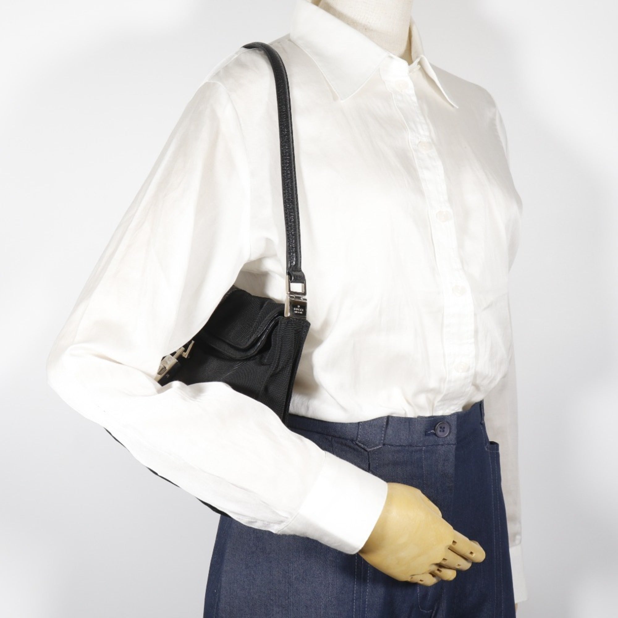 Gucci Black Nylon Canvas Shoulder Bag (Pre-Owned)