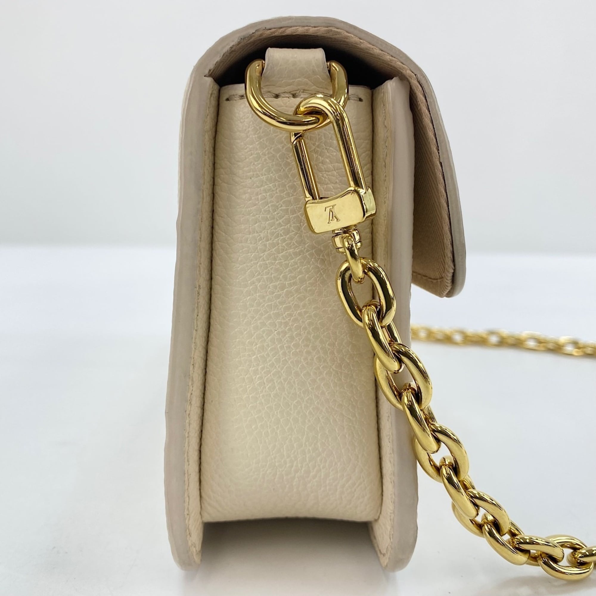 Louis Vuitton Beige Shoulder Bag (Pre-Owned)