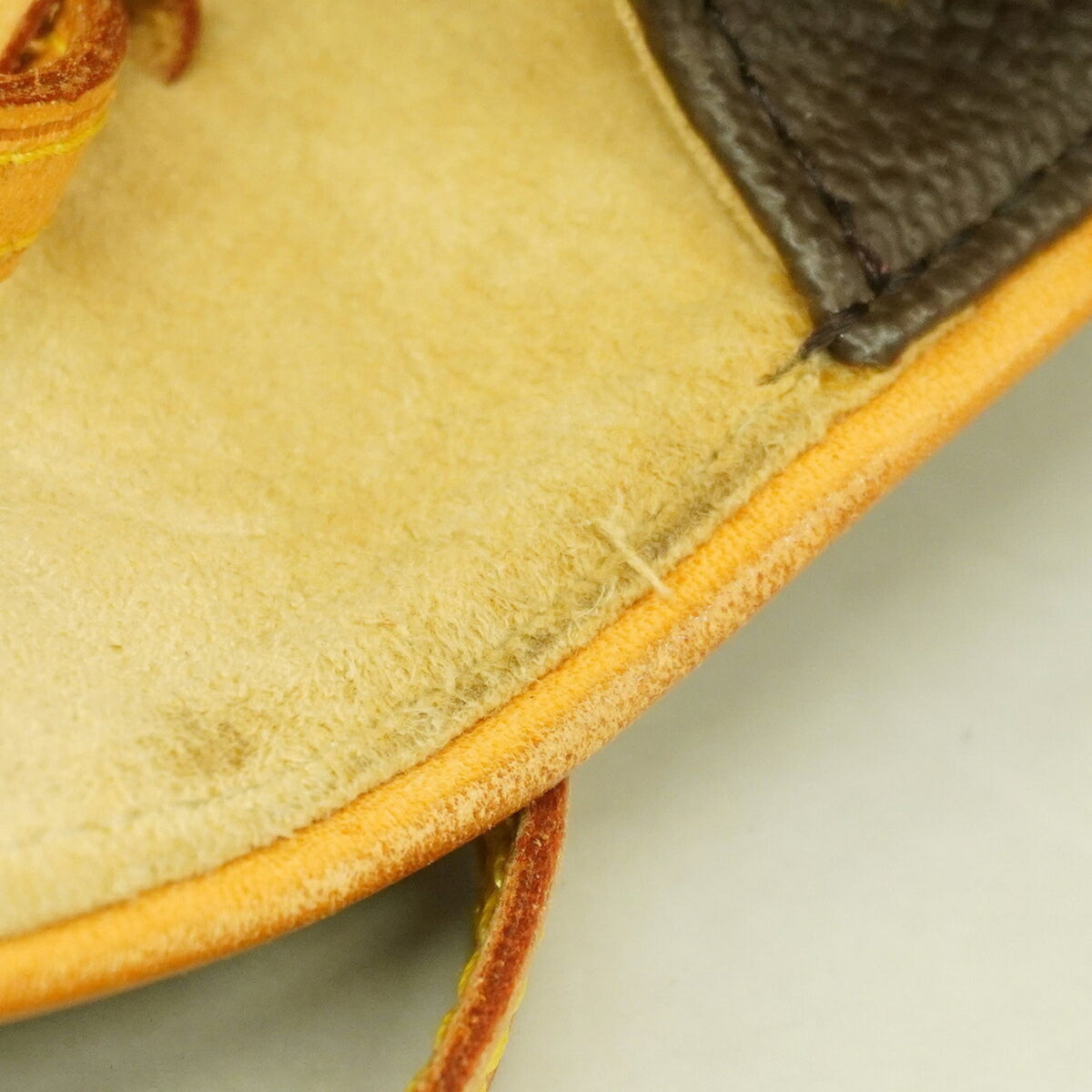 Louis Vuitton Brown Shoulder Bag (Pre-Owned)