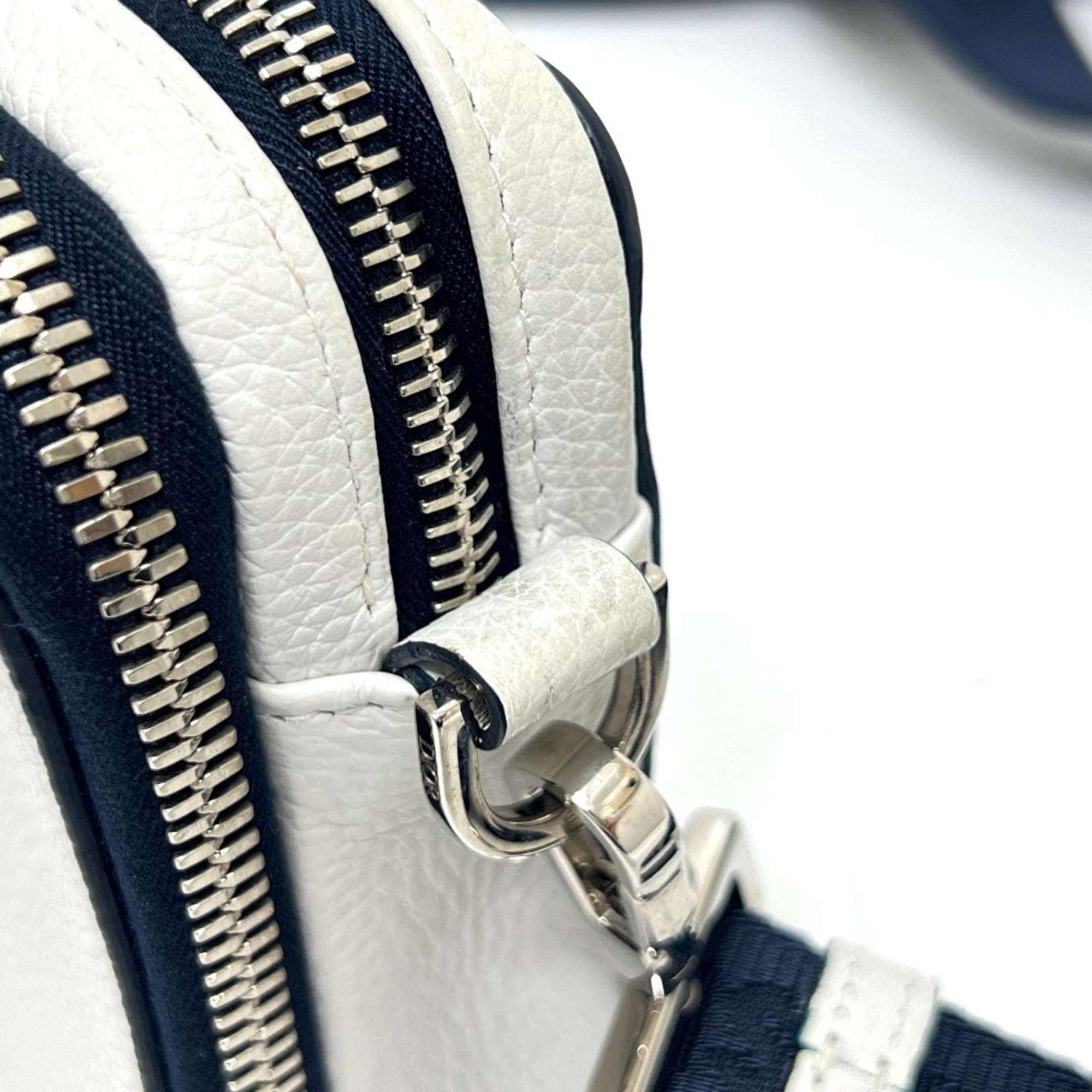 Christian Dior Navy White Leather Shoulder Bag (Pre-Owned)