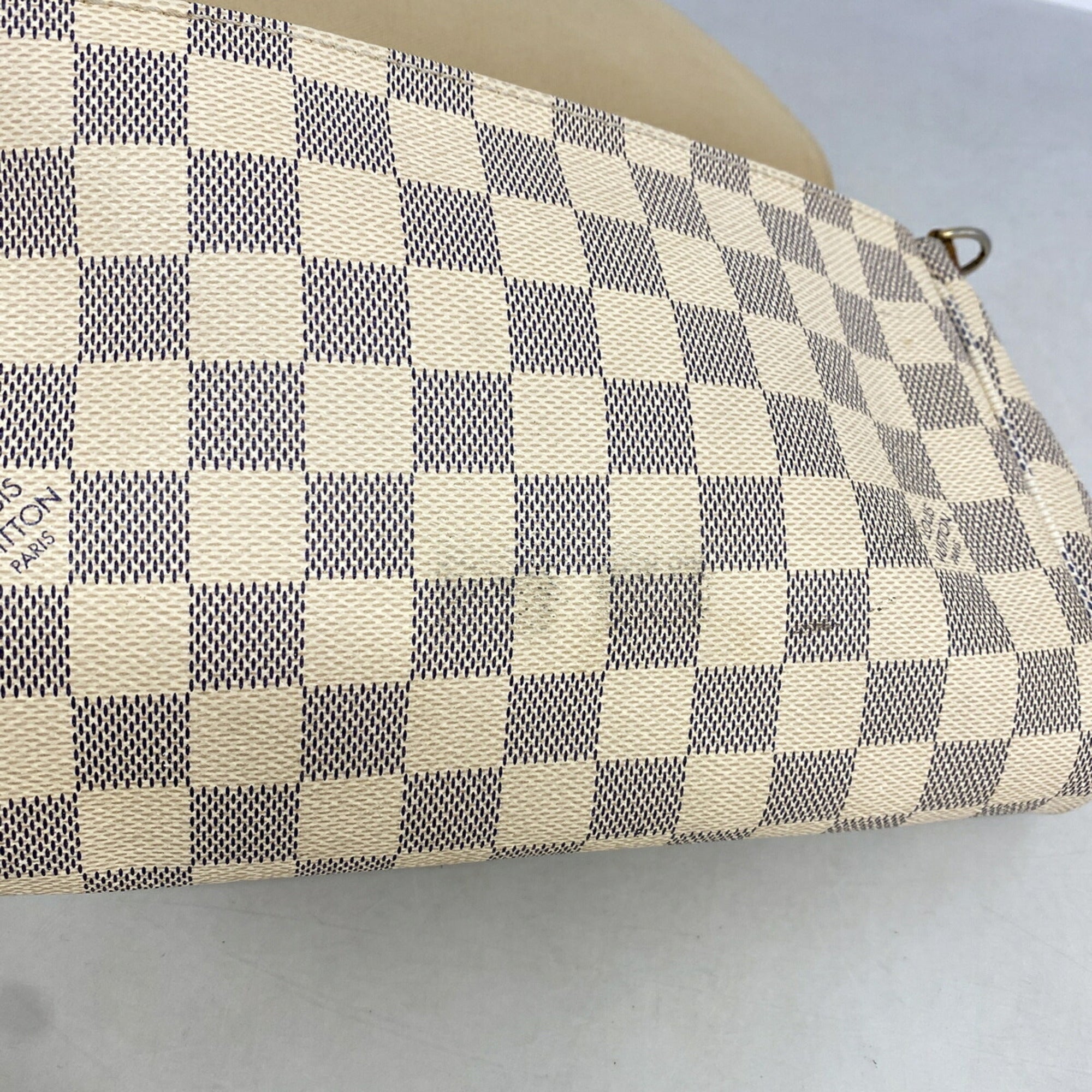 Louis Vuitton White Handbag (Pre-Owned)