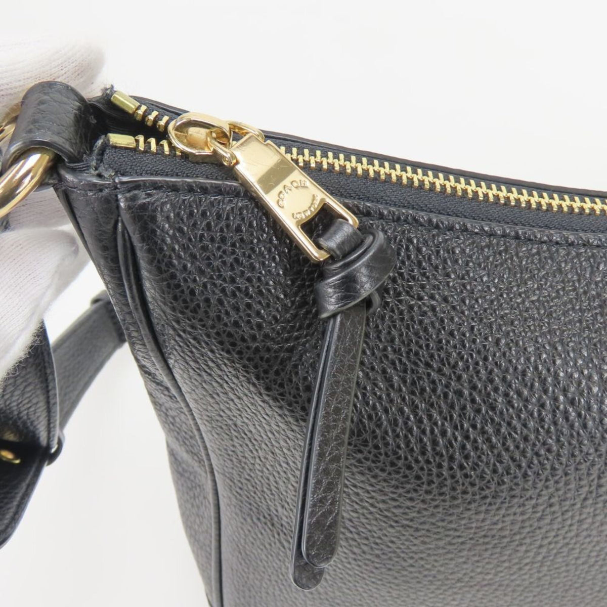 Coach Black Leather Shoulder Bag (Pre-Owned)