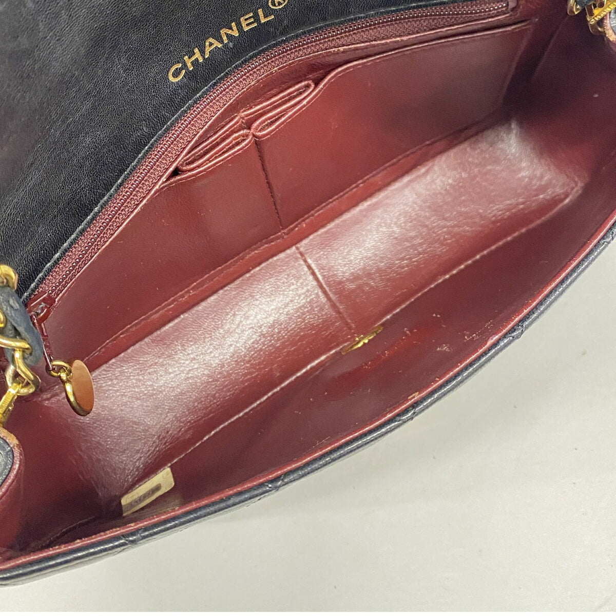 Chanel Black Leather Shoulder Bag (Pre-Owned)