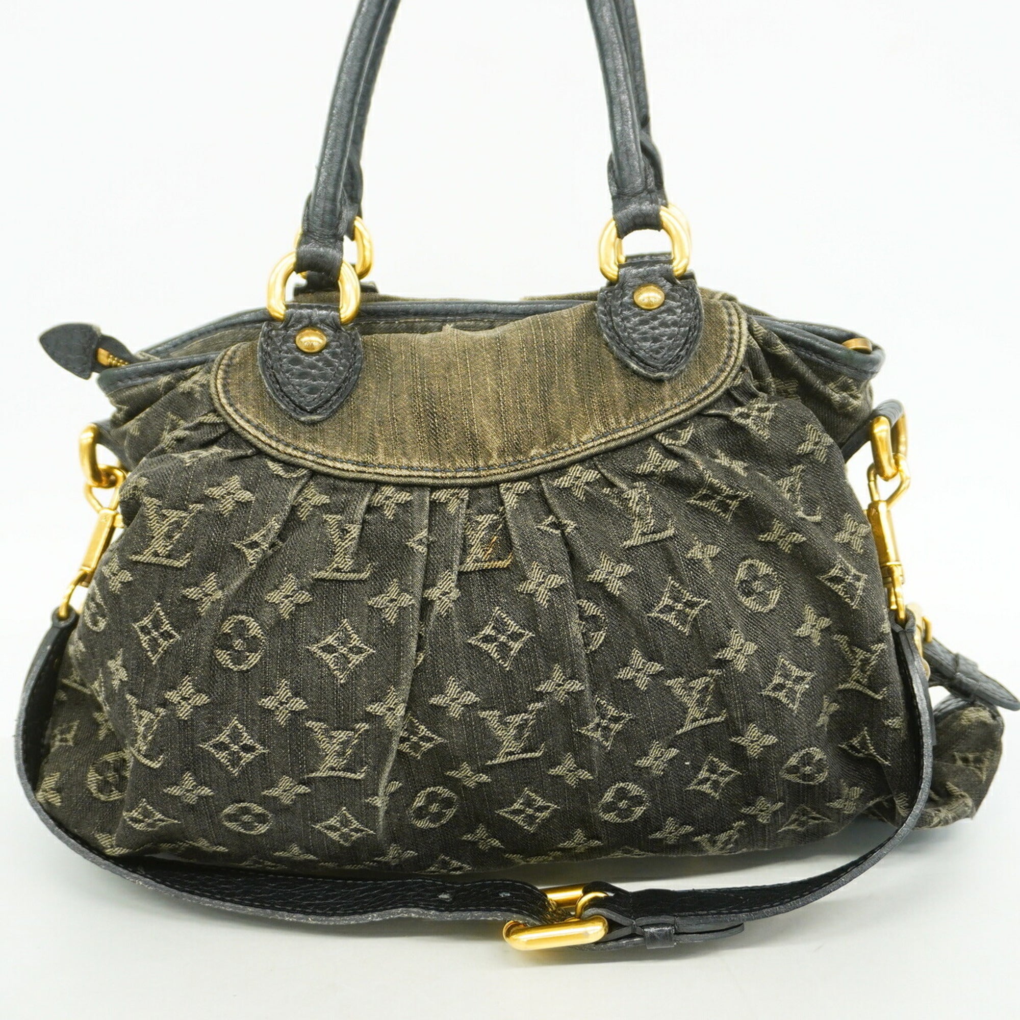 Louis Vuitton Noir Handbag (Pre-Owned)