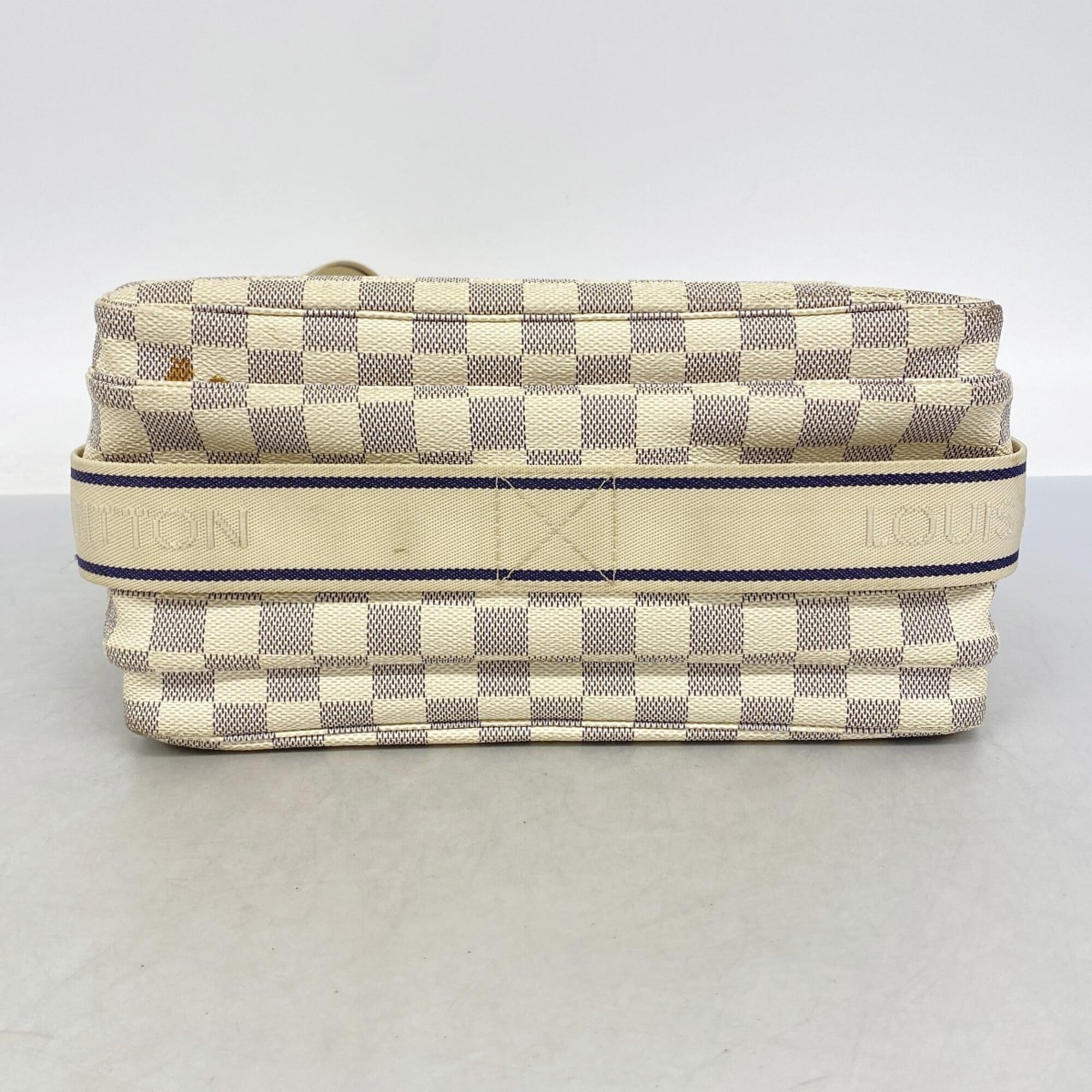 Louis Vuitton White Shoulder Bag (Pre-Owned)