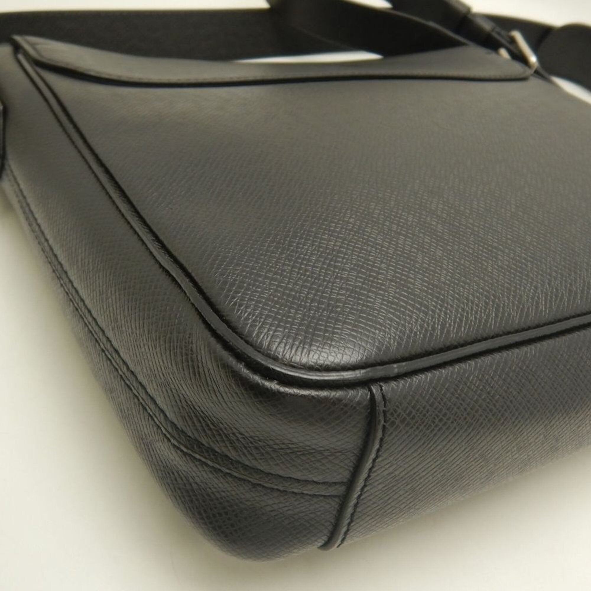 Louis Vuitton Noir Taiga Leather Shoulder Bag (Pre-Owned)