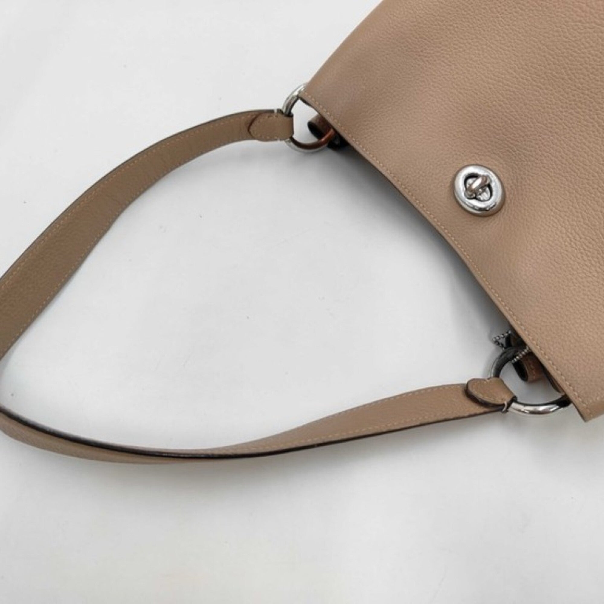 Coach Beige Leather Shoulder Bag (Pre-Owned)