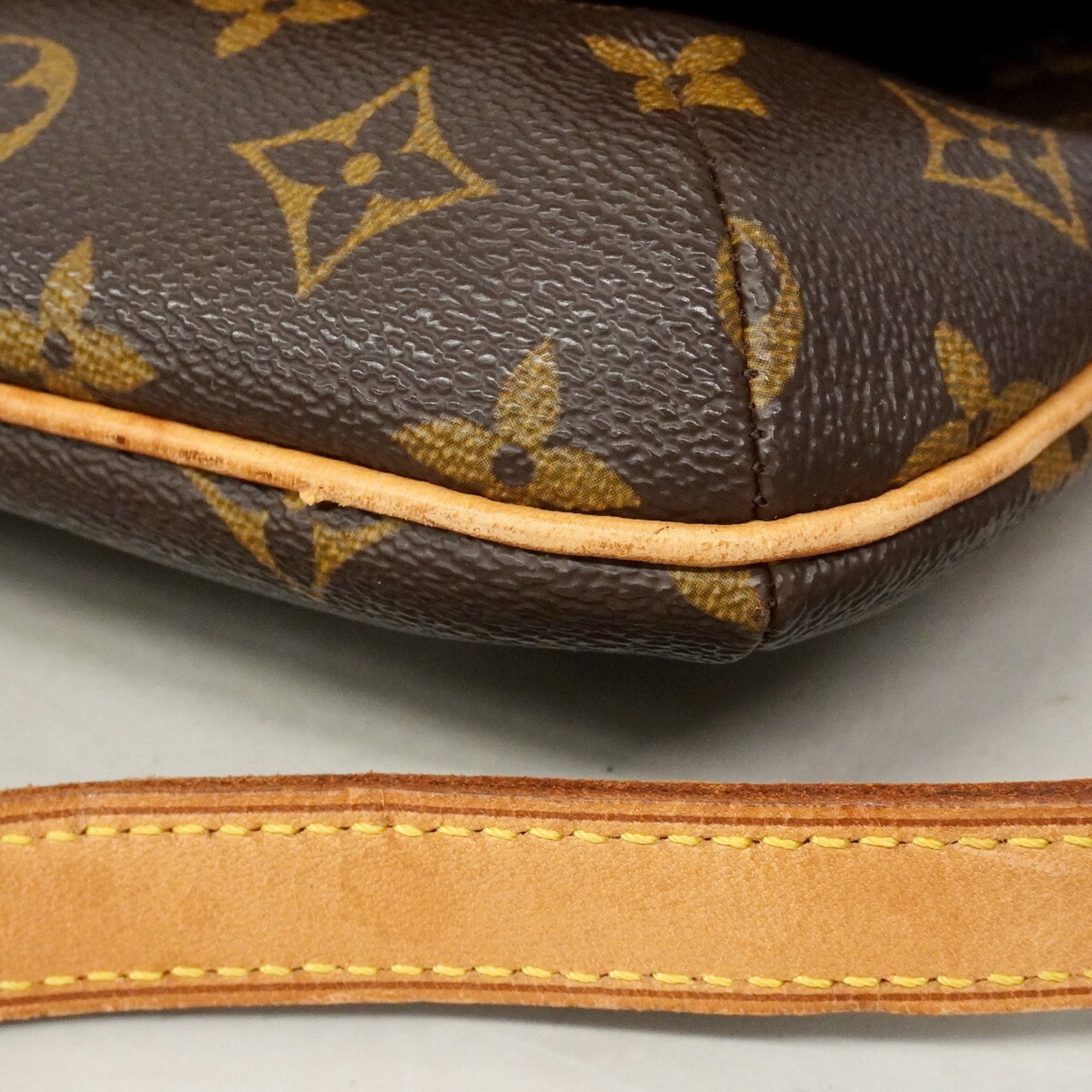 Louis Vuitton Brown Shoulder Bag (Pre-Owned)