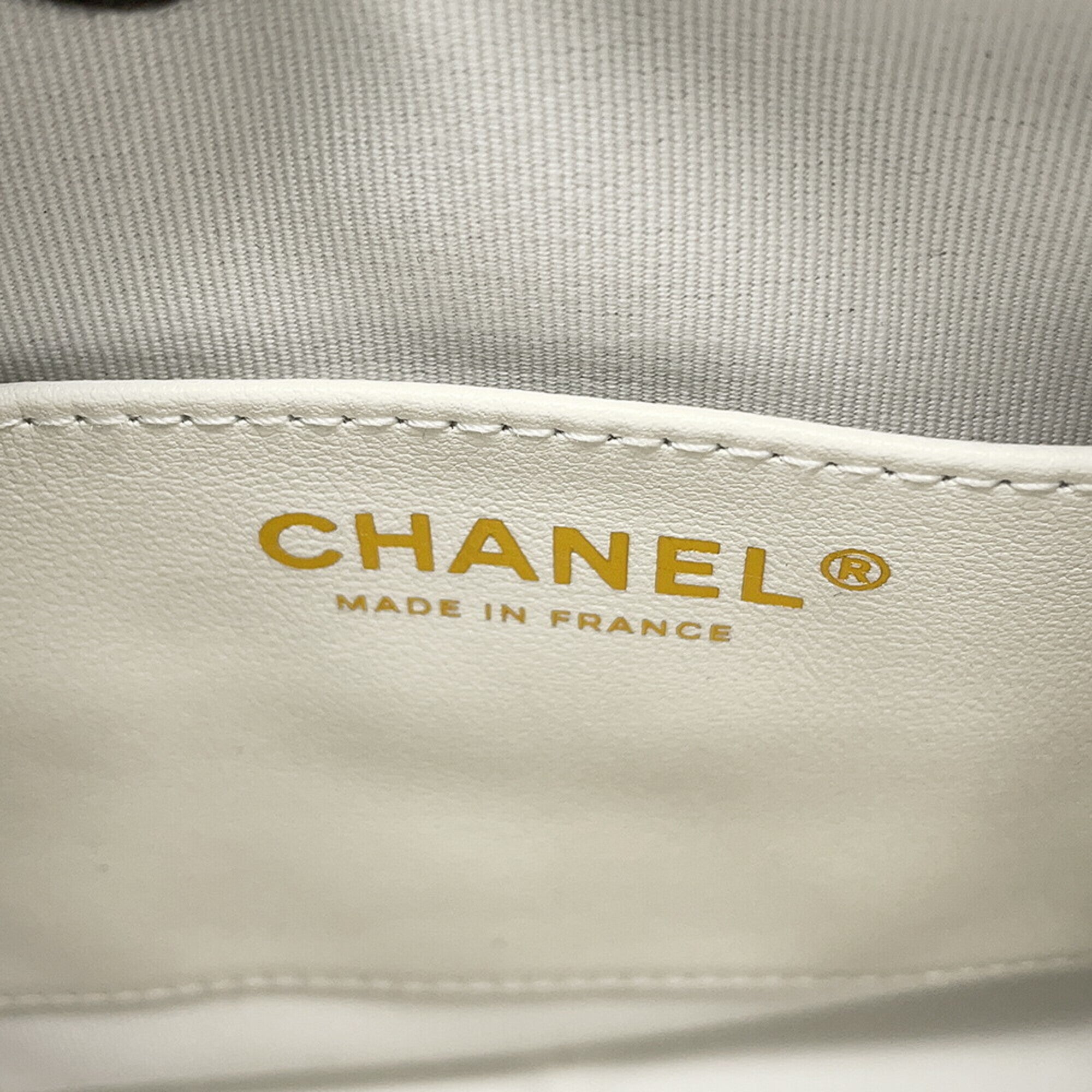 Chanel White Leather Shoulder Bag (Pre-Owned)