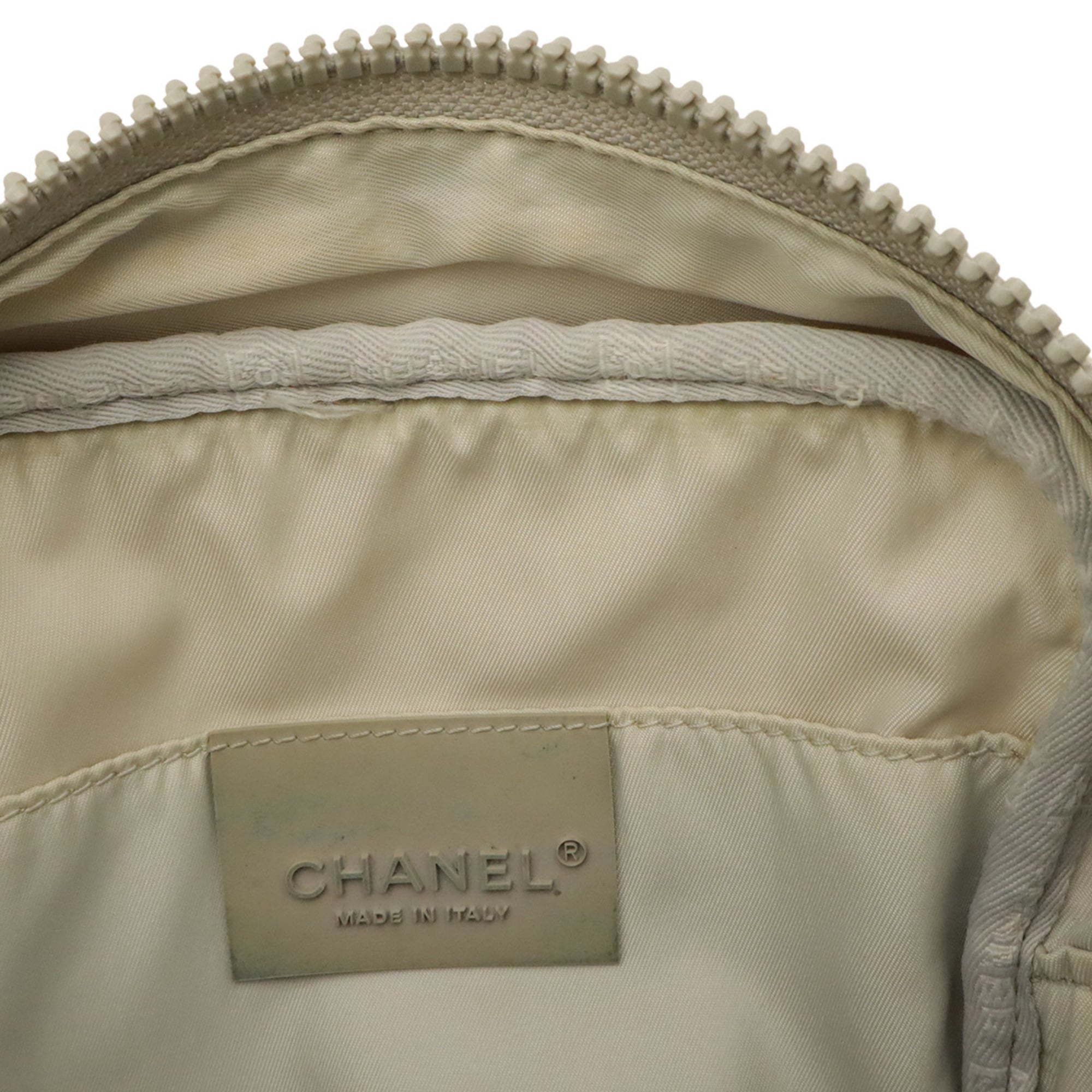 Chanel White Coated Canvas Pochette Shoulder Bag (Pre-Owned)