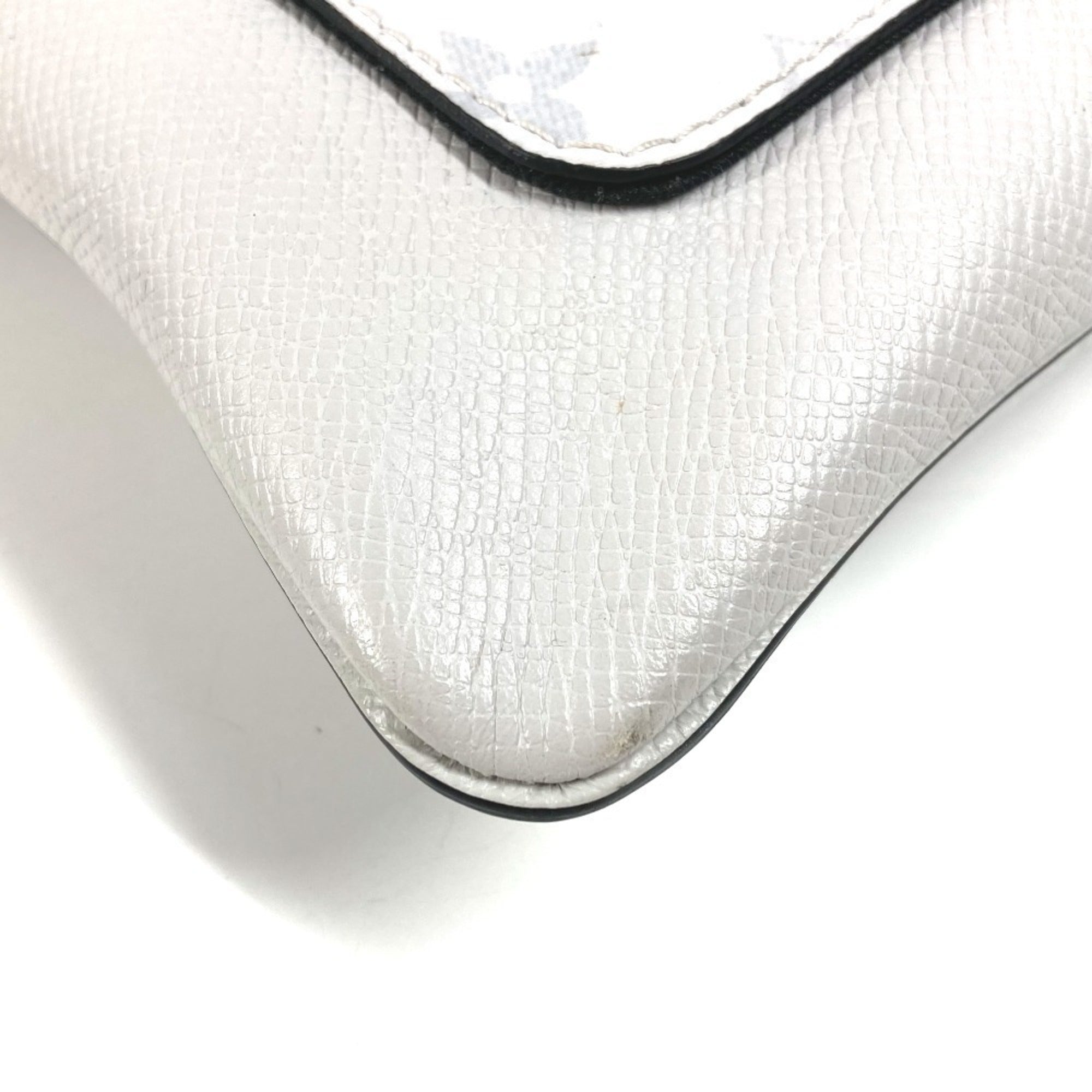 Louis Vuitton White Taigarama Shoulder Bag (Pre-Owned)