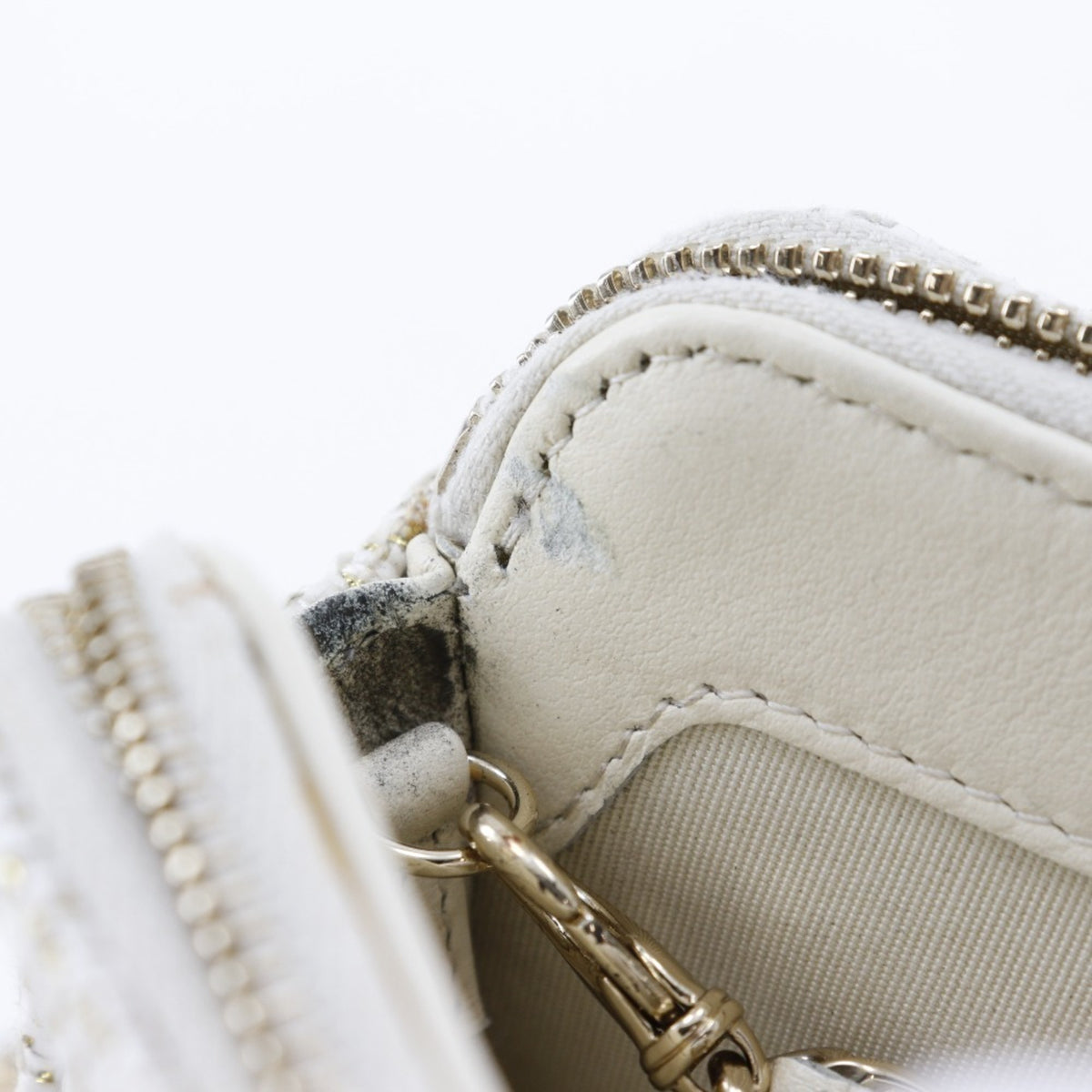 Chanel White Tweed Shoulder Bag (Pre-Owned)