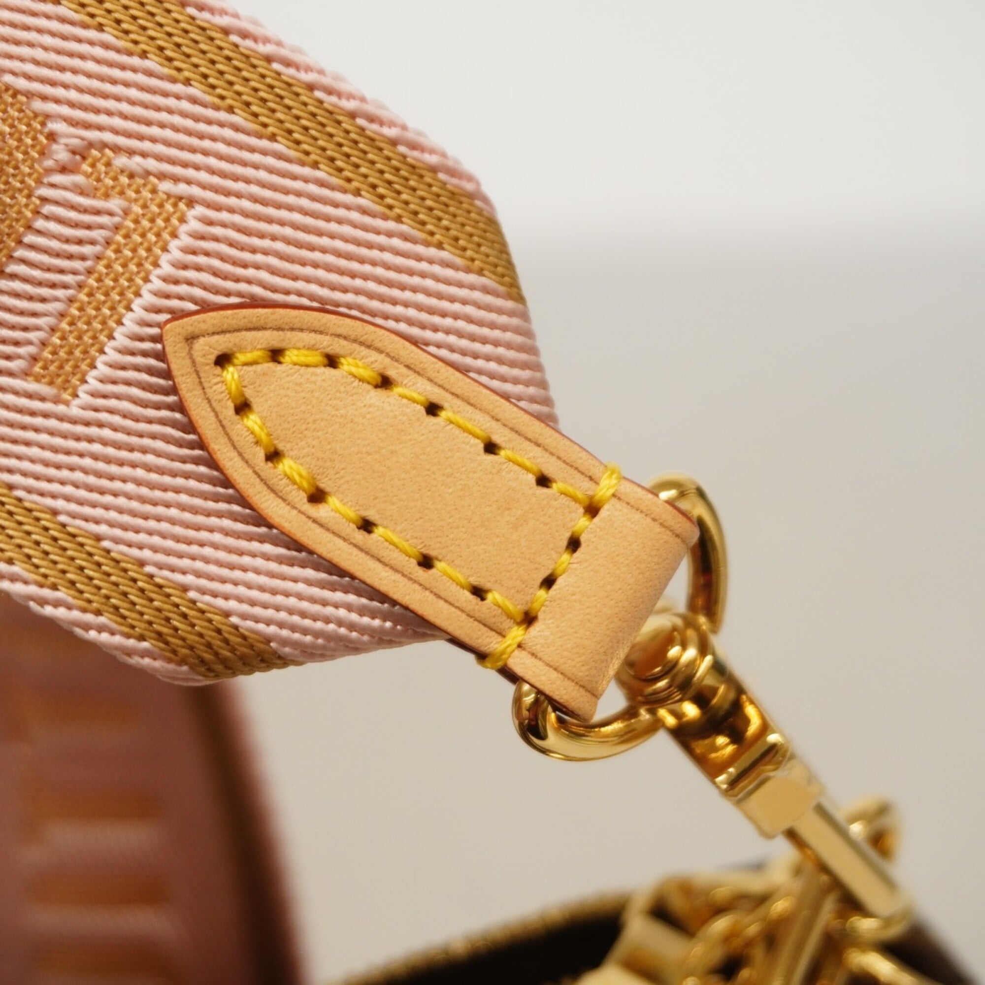 Louis Vuitton Rose Clair Handbag (Pre-Owned)