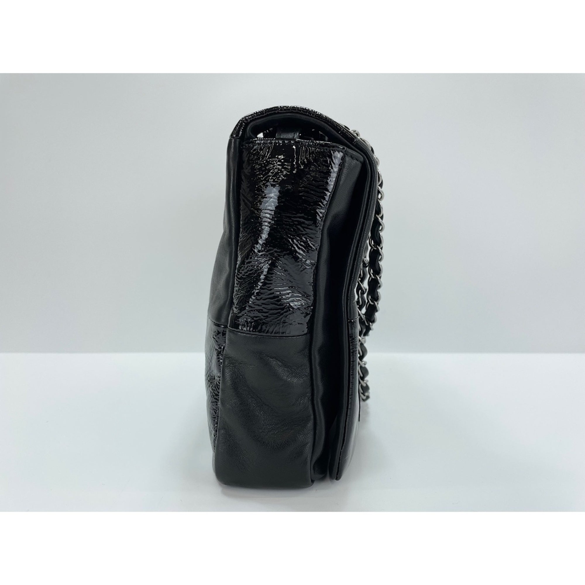 Chanel Black Leather Shoulder Bag (Pre-Owned)