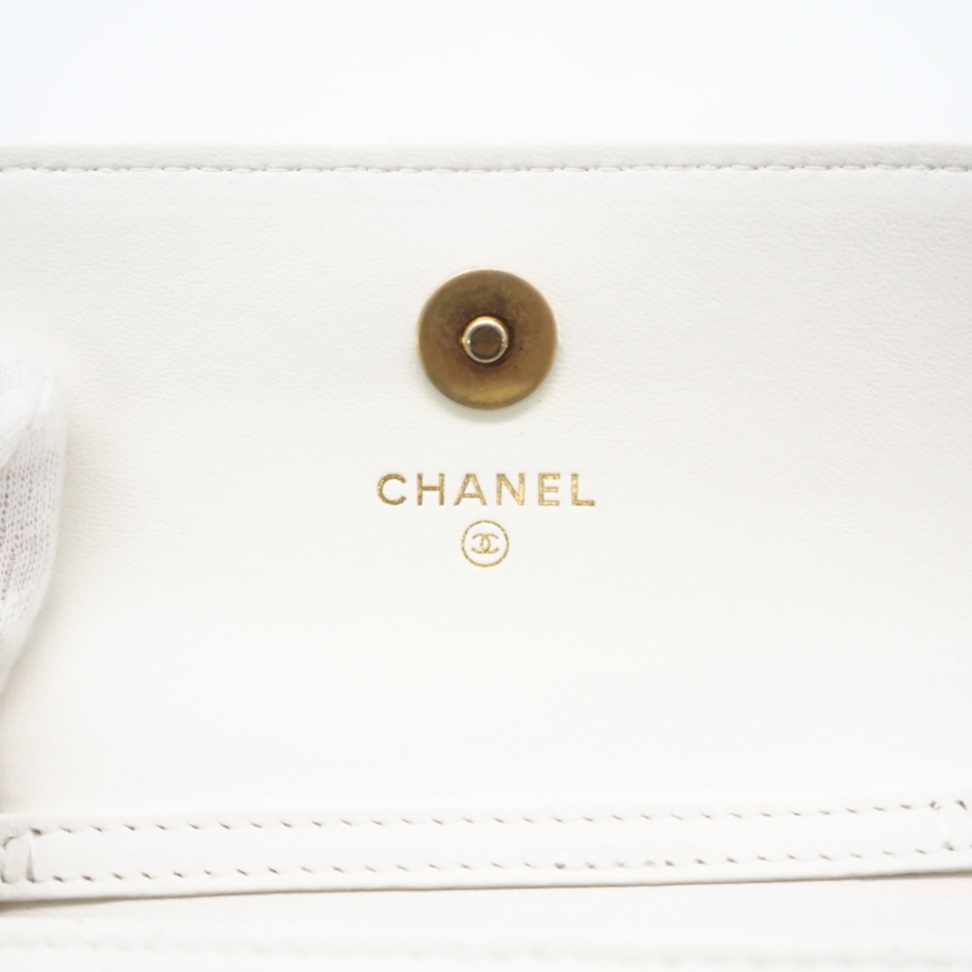 Chanel White Leather Shoulder Bag (Pre-Owned)