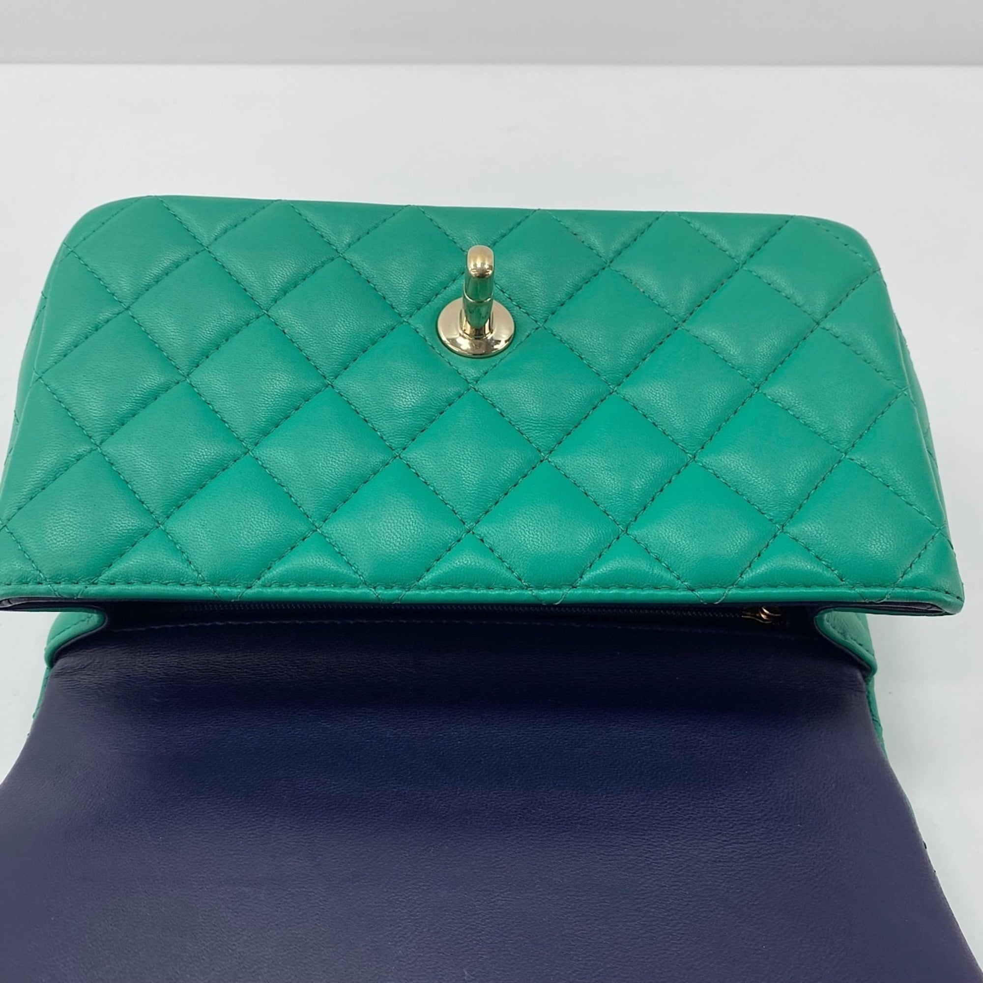 Chanel Green Handbag (Pre-Owned)