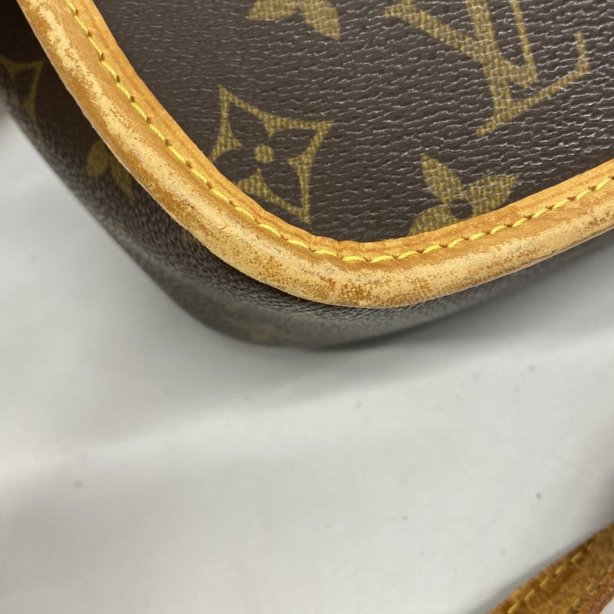Louis Vuitton Brown Shoulder Bag (Pre-Owned)