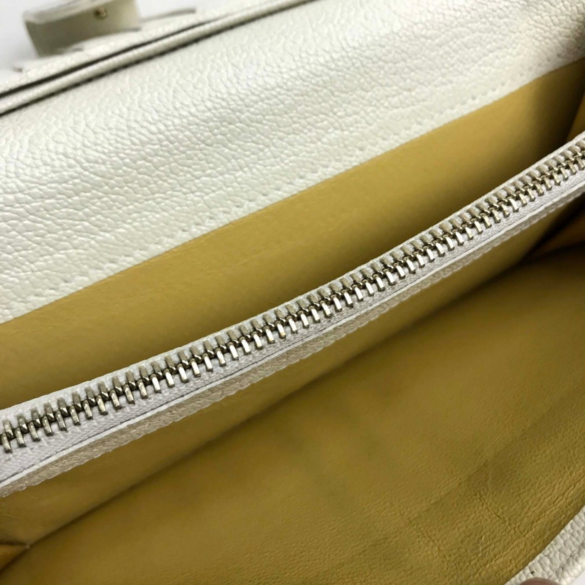 Bvlgari White Leather Long Wallet (Bi-Fold) (Pre-Owned)