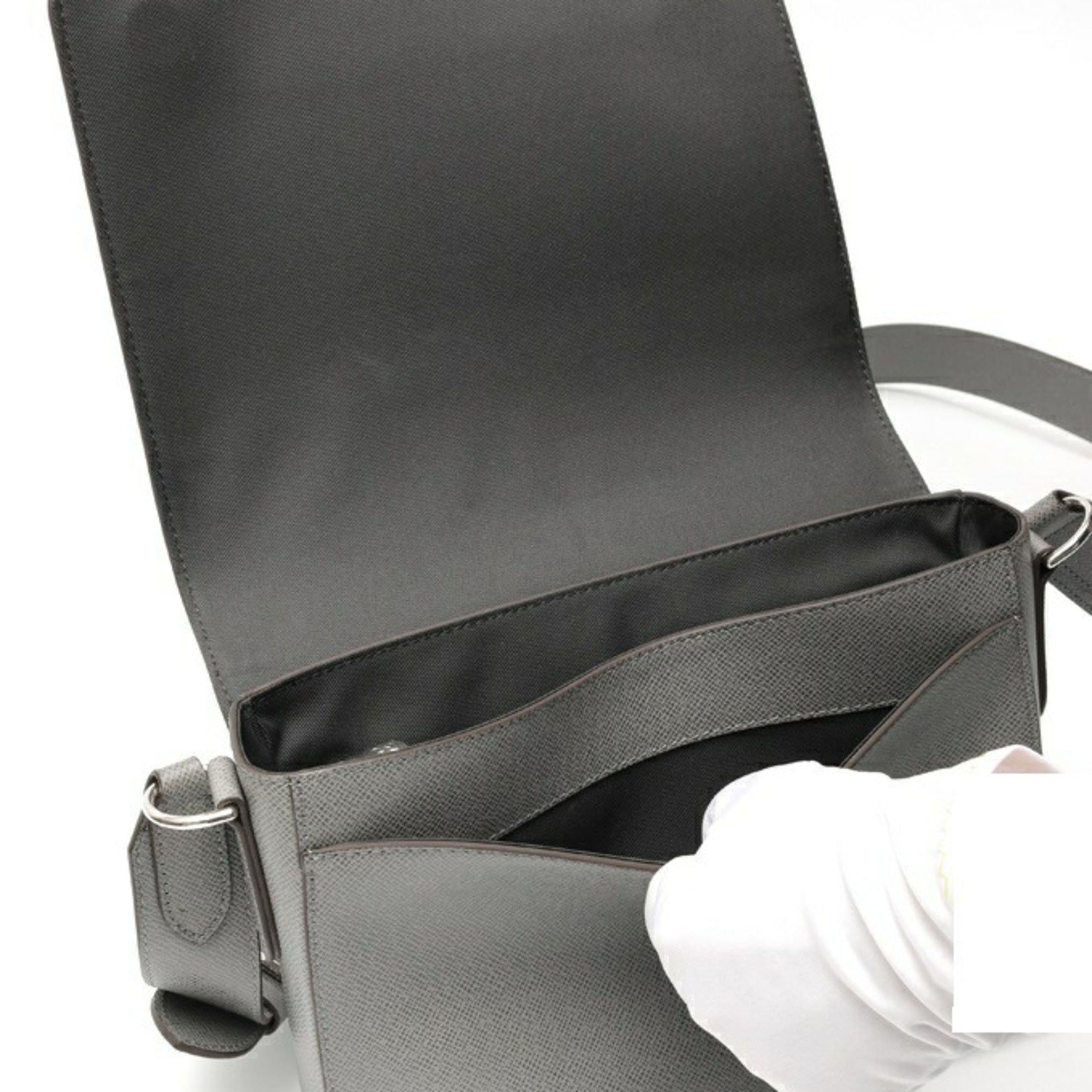 Louis Vuitton Gray Taiga Leather Shoulder Bag (Pre-Owned)