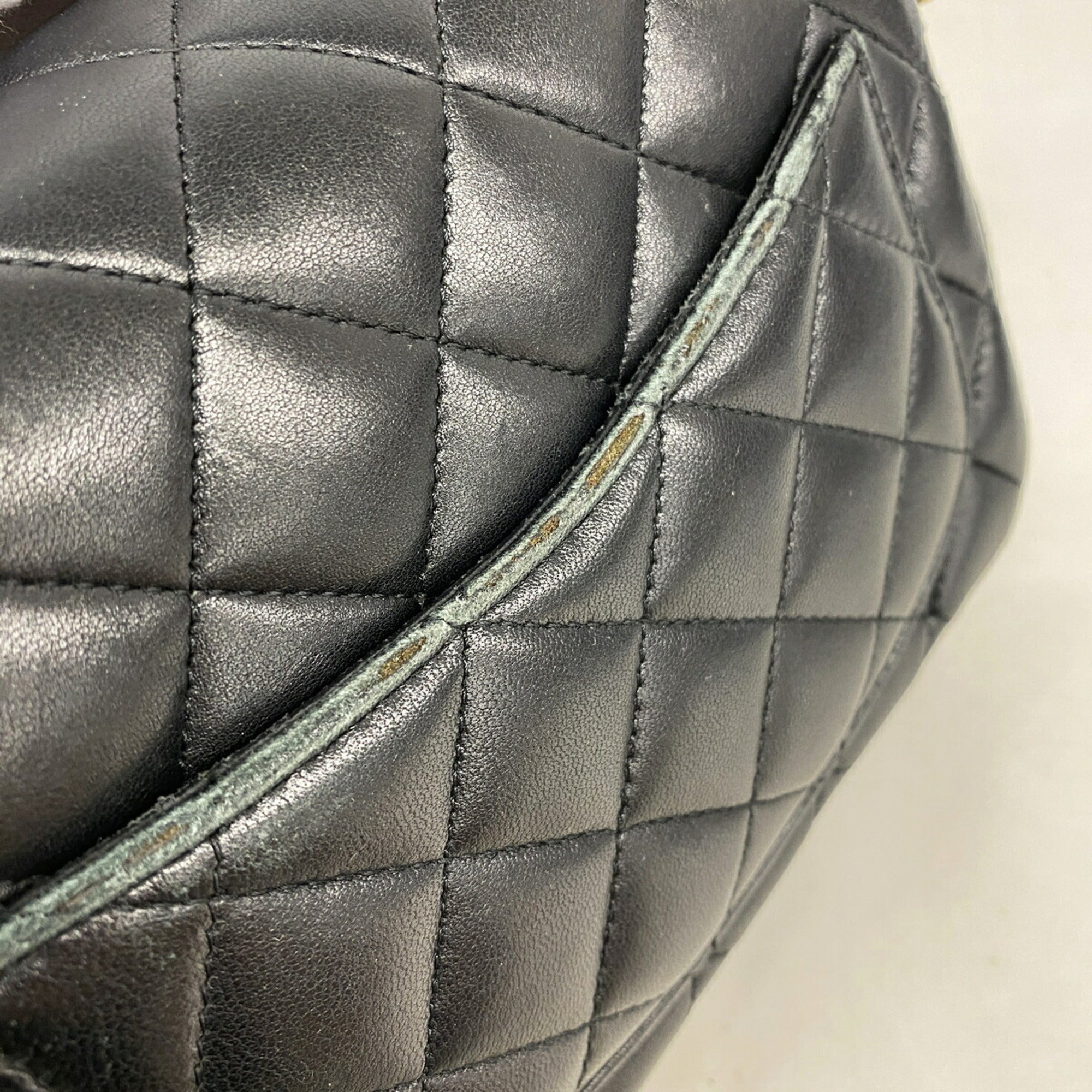 Chanel Black Leather Shoulder Bag (Pre-Owned)