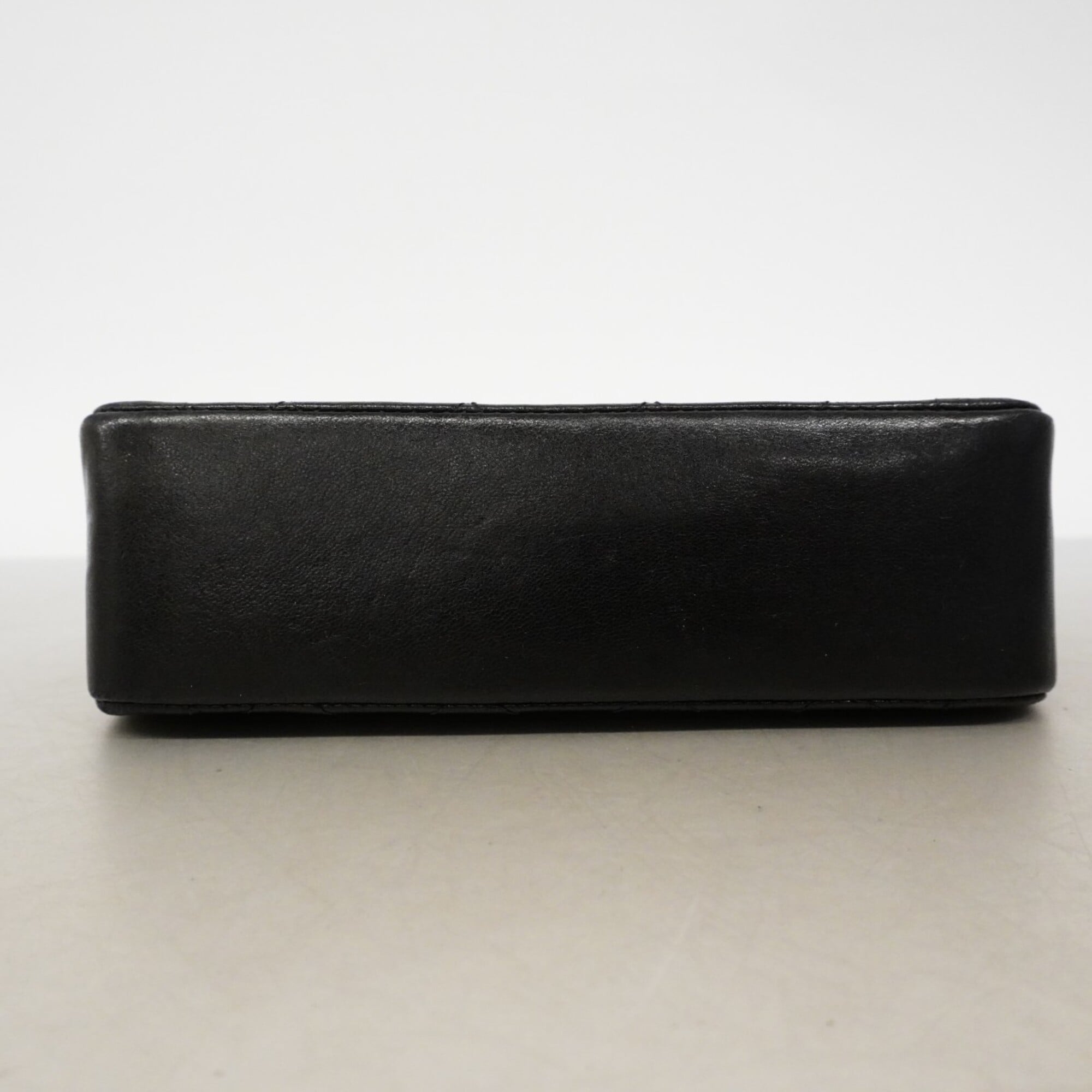 Chanel Black Leather Shoulder Bag (Pre-Owned)