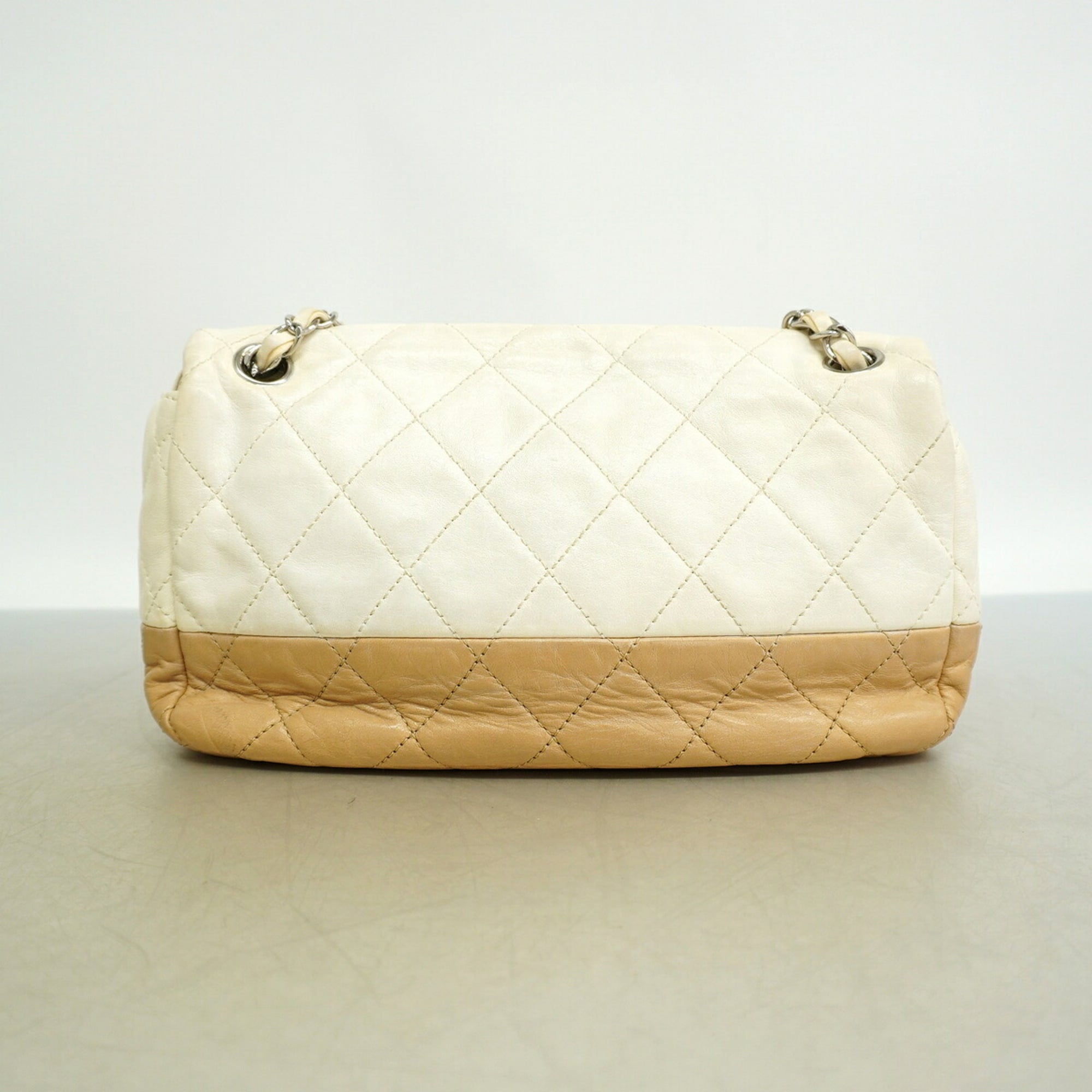 Chanel Brown White Leather Shoulder Bag (Pre-Owned)