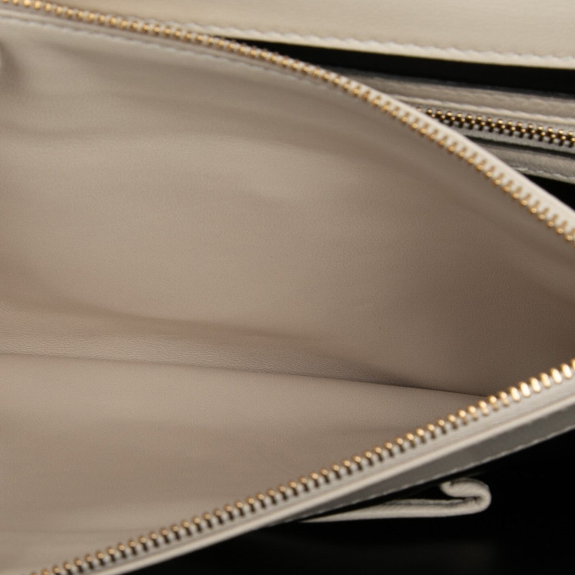 Bvlgari White Leather Shoulder Bag (Pre-Owned)