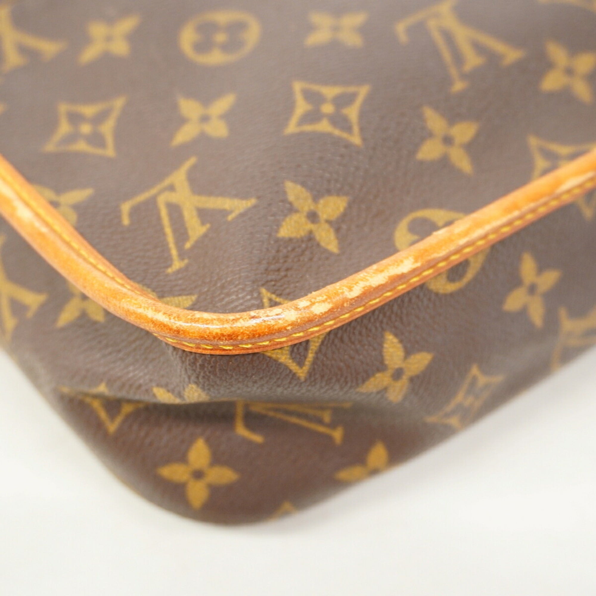 Louis Vuitton Brown Shoulder Bag (Pre-Owned)