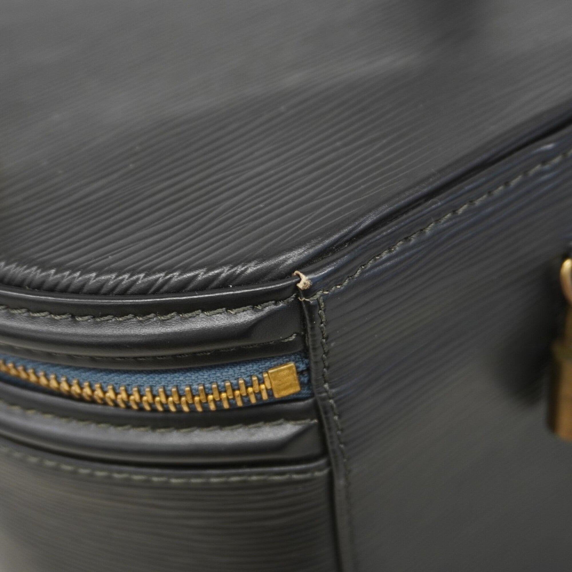 Louis Vuitton Noir Handbag (Pre-Owned)