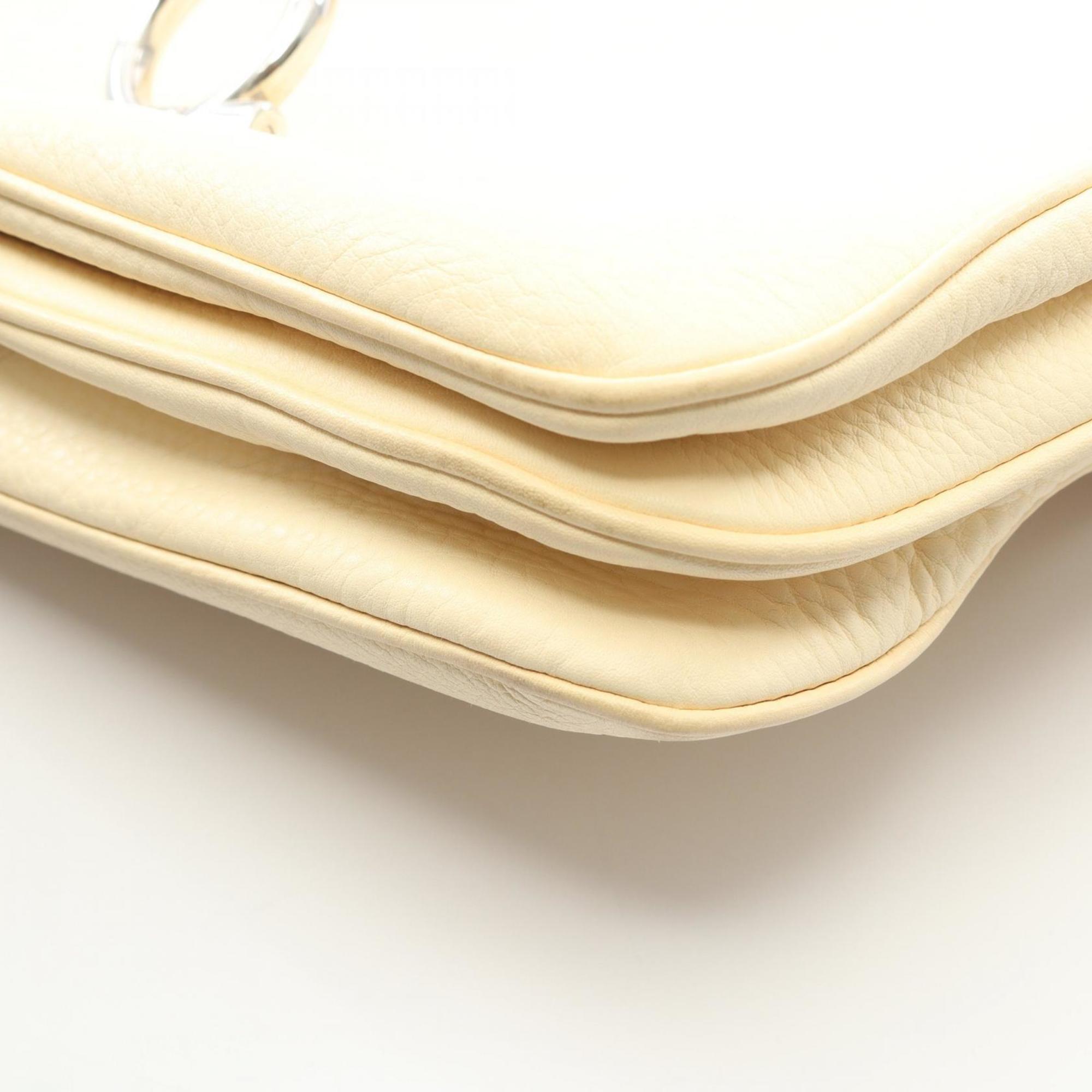 Salvatore Ferragamo Ivory Leather Shoulder Bag (Pre-Owned)