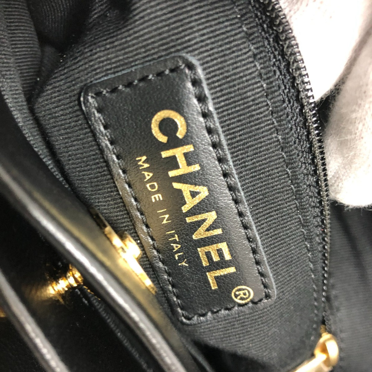 Chanel Black Leather Shoulder Bag (Pre-Owned)