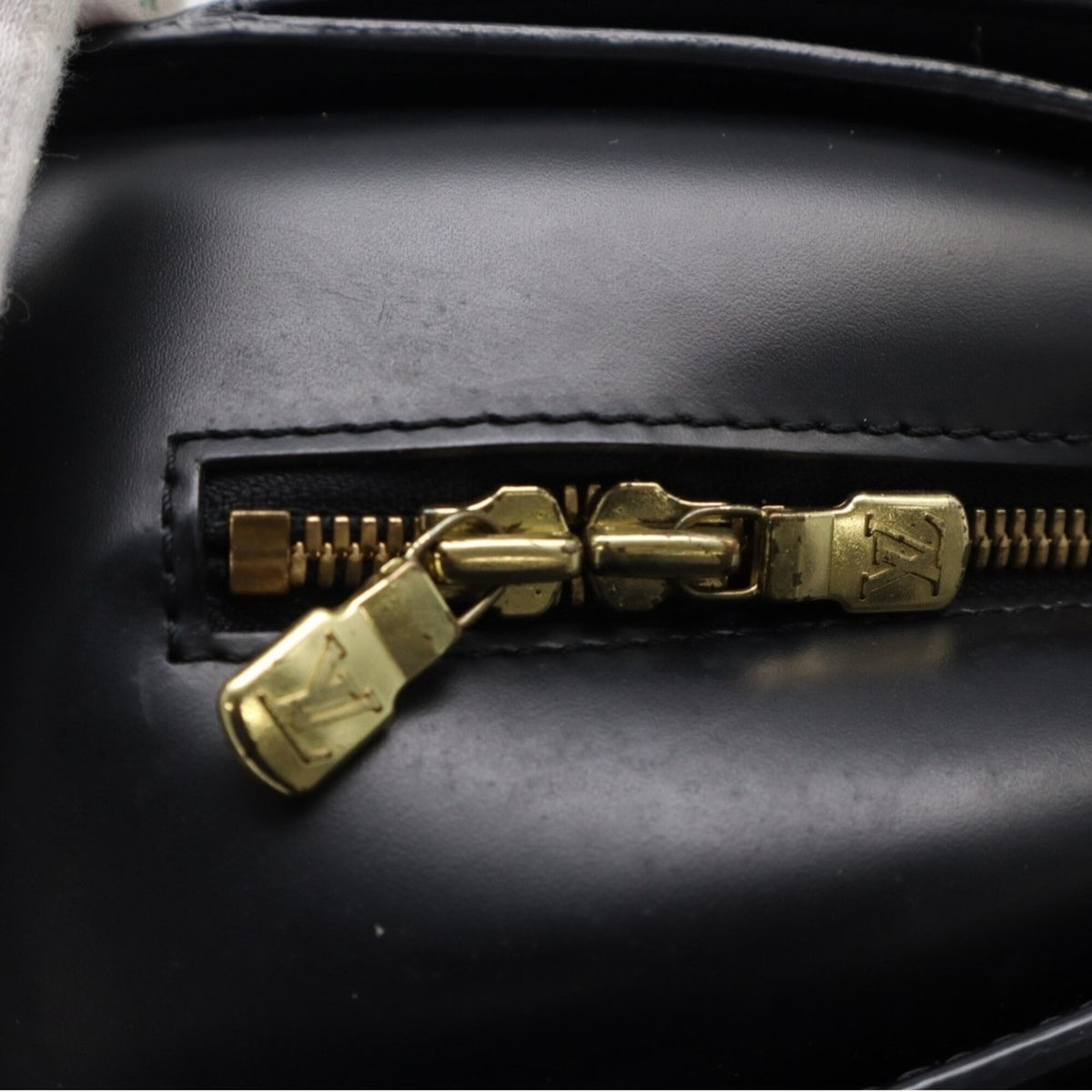 Louis Vuitton Black Leather Handbag (Pre-Owned)