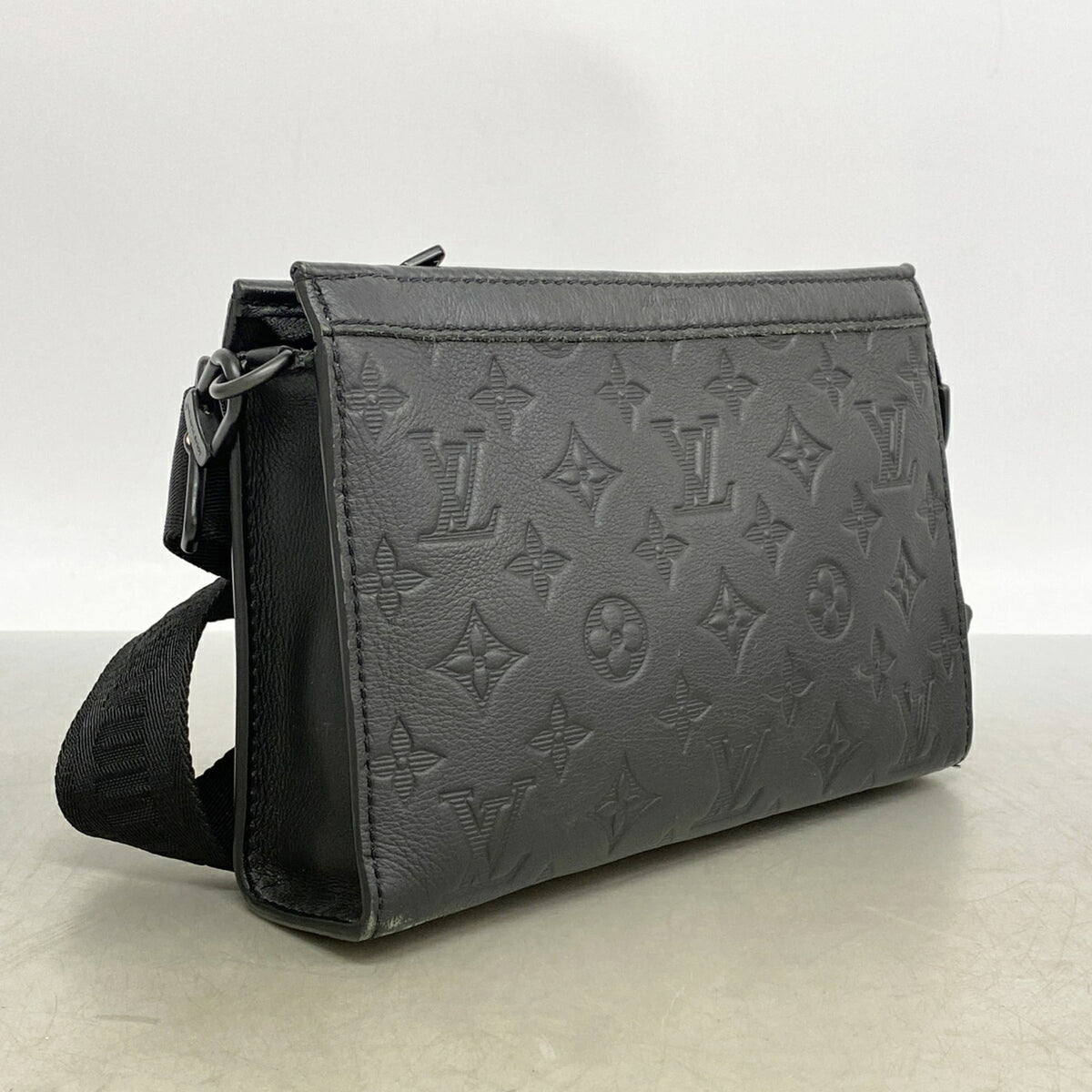Louis Vuitton Black Shoulder Bag (Pre-Owned)