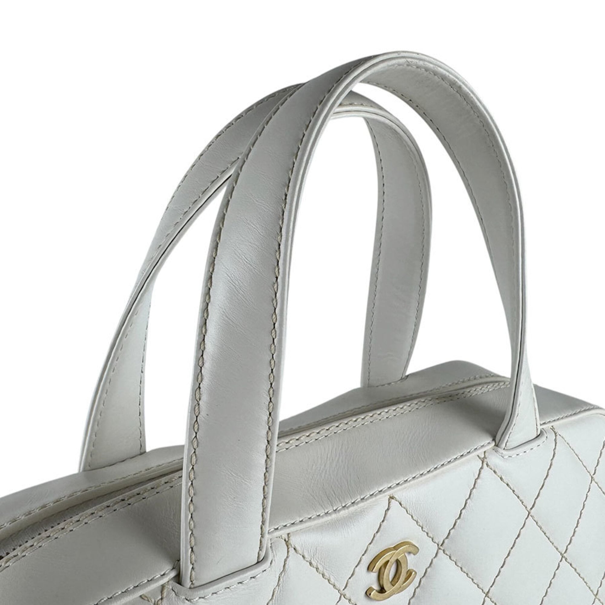 Chanel White Leather Handbag (Pre-Owned)