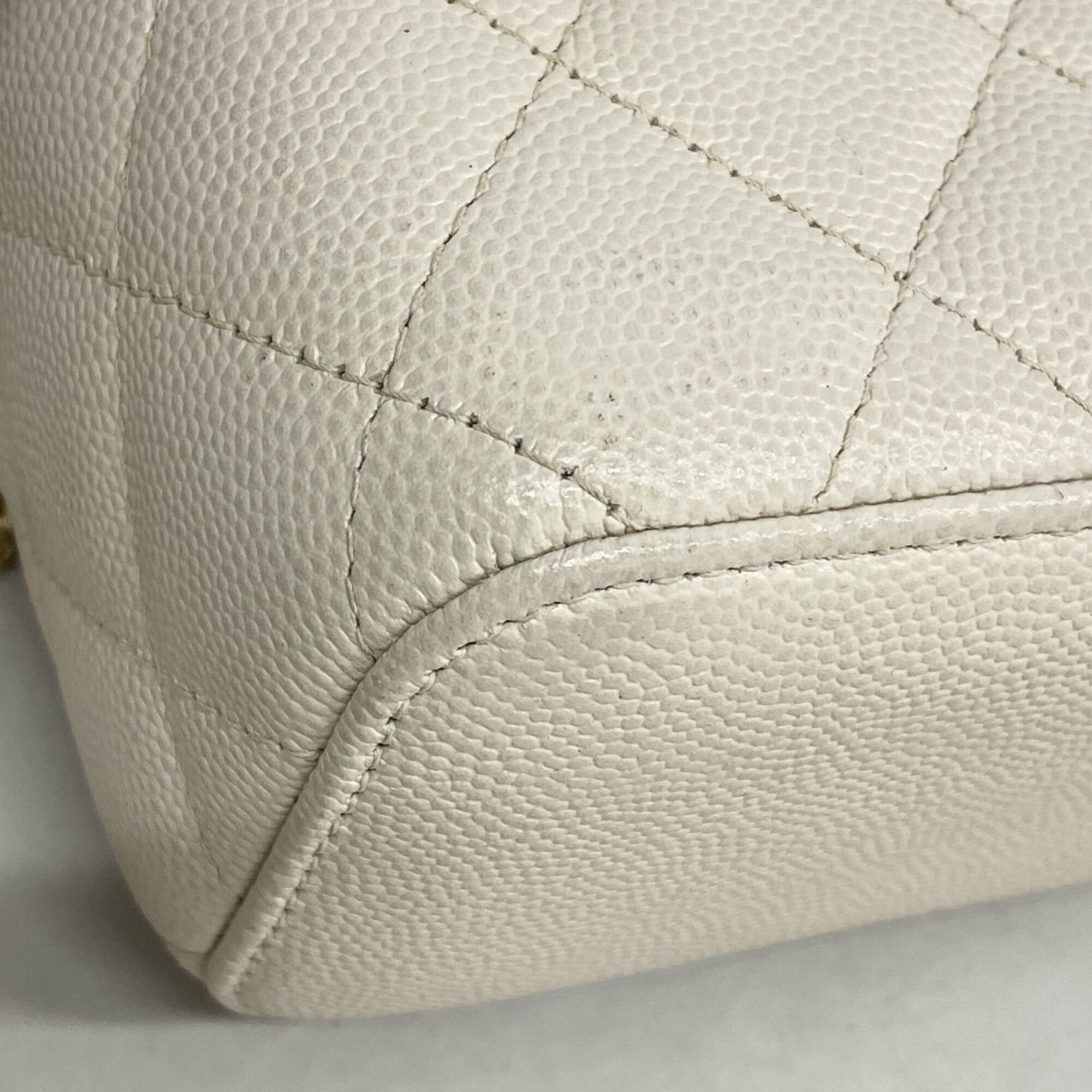Chanel White Grained Calfskin Shoulder Bag (Pre-Owned)