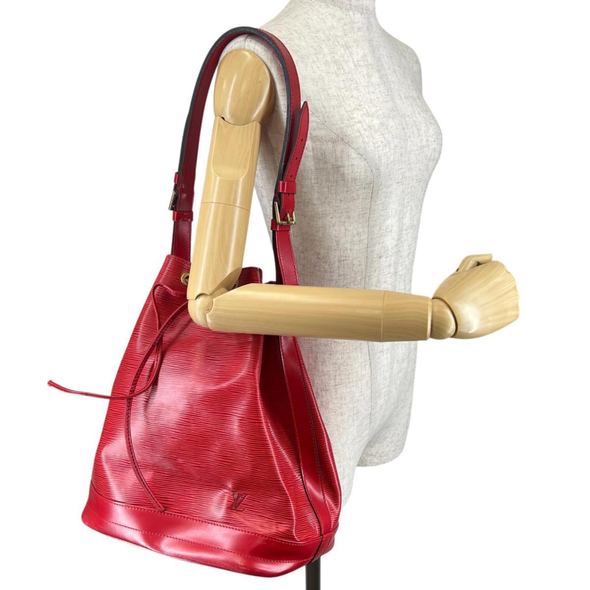 Louis Vuitton Castilian Red Epi Leather Shoulder Bag (Pre-Owned)