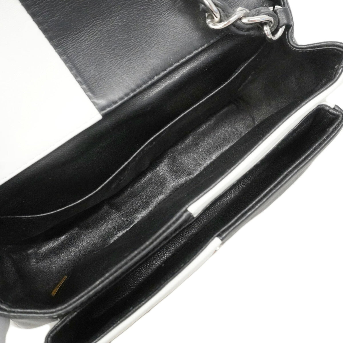 Chanel Black White Leather Shoulder Bag (Pre-Owned)