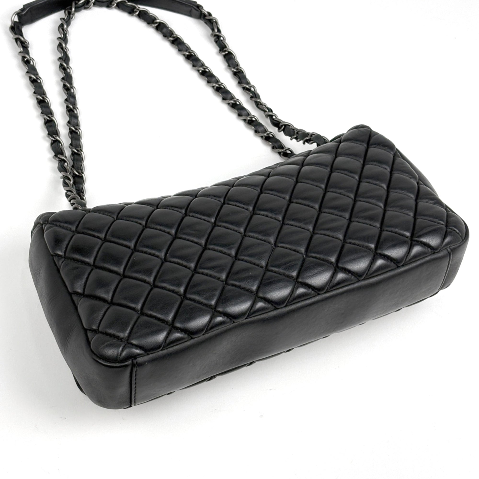 Chanel Black Leather Shoulder Bag (Pre-Owned)