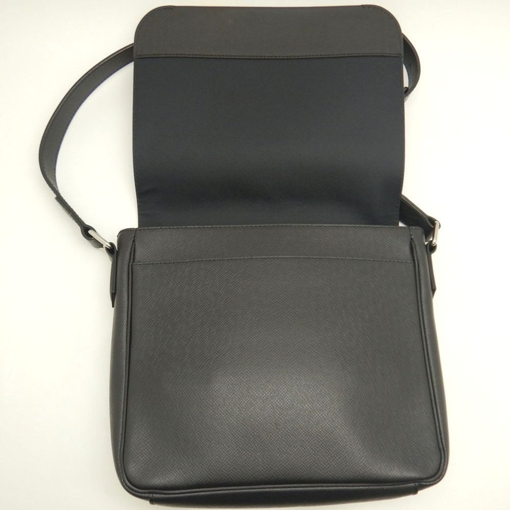 Louis Vuitton Noir Taiga Leather Shoulder Bag (Pre-Owned)