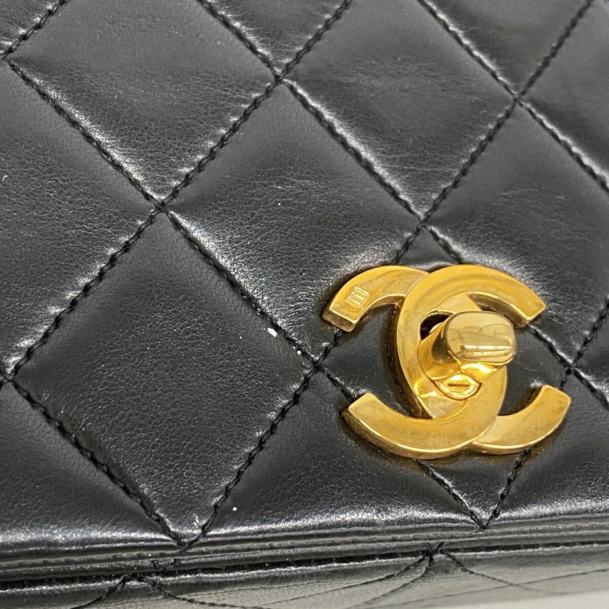 Chanel Black Leather Shoulder Bag (Pre-Owned)