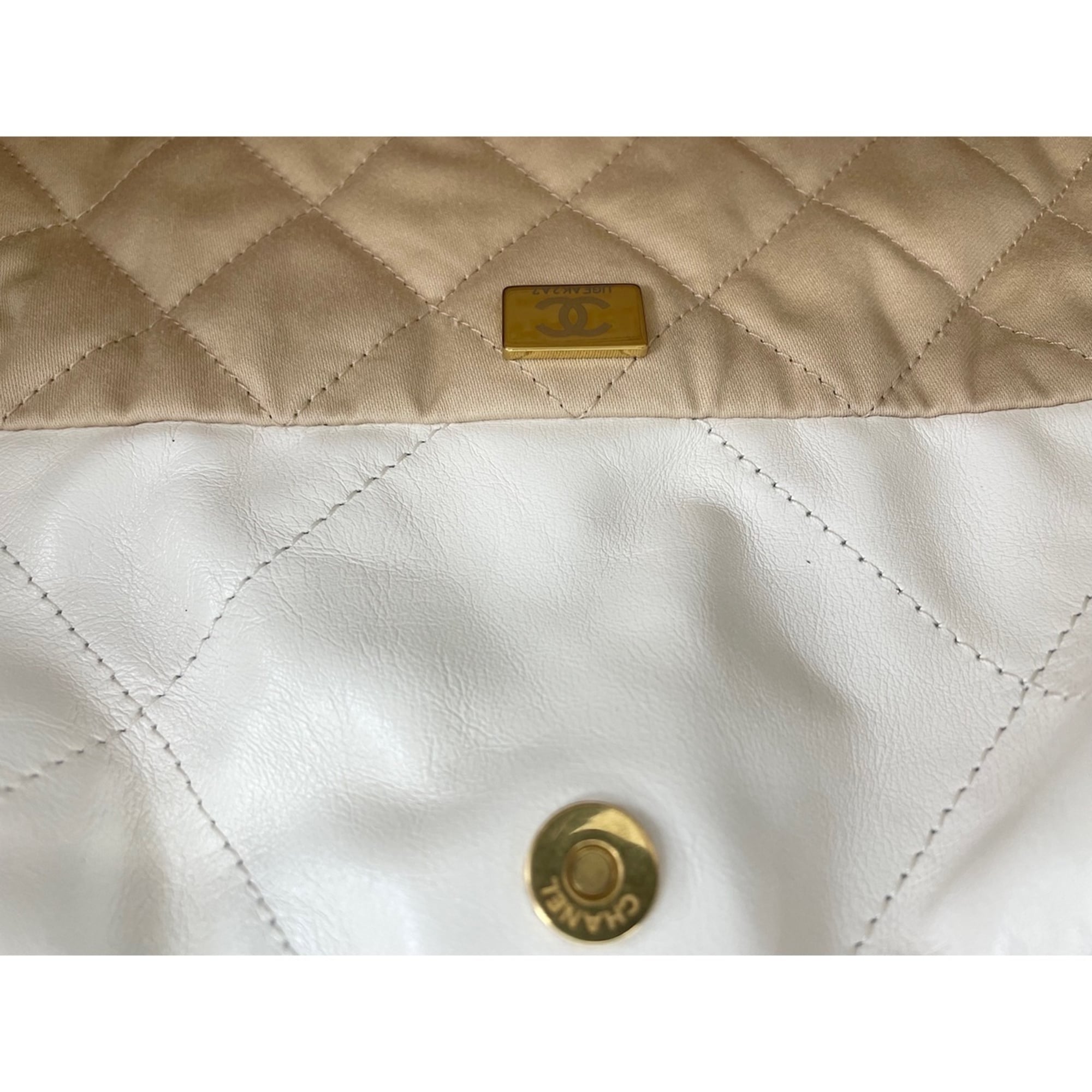 Chanel White Shoulder Bag (Pre-Owned)