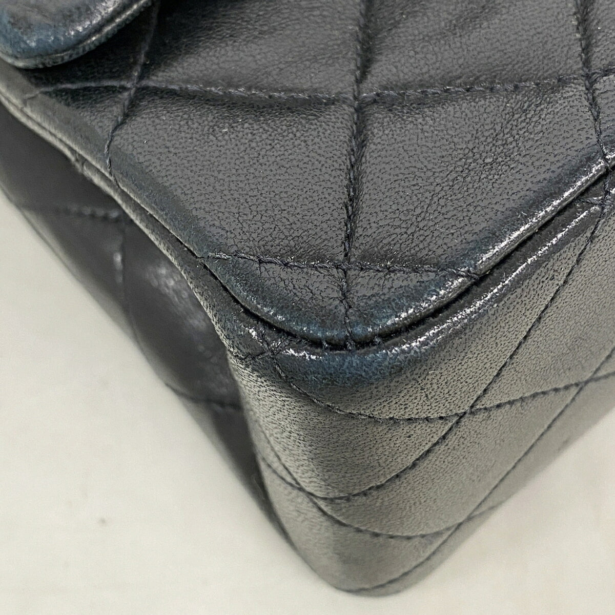 Chanel Black Leather Shoulder Bag (Pre-Owned)